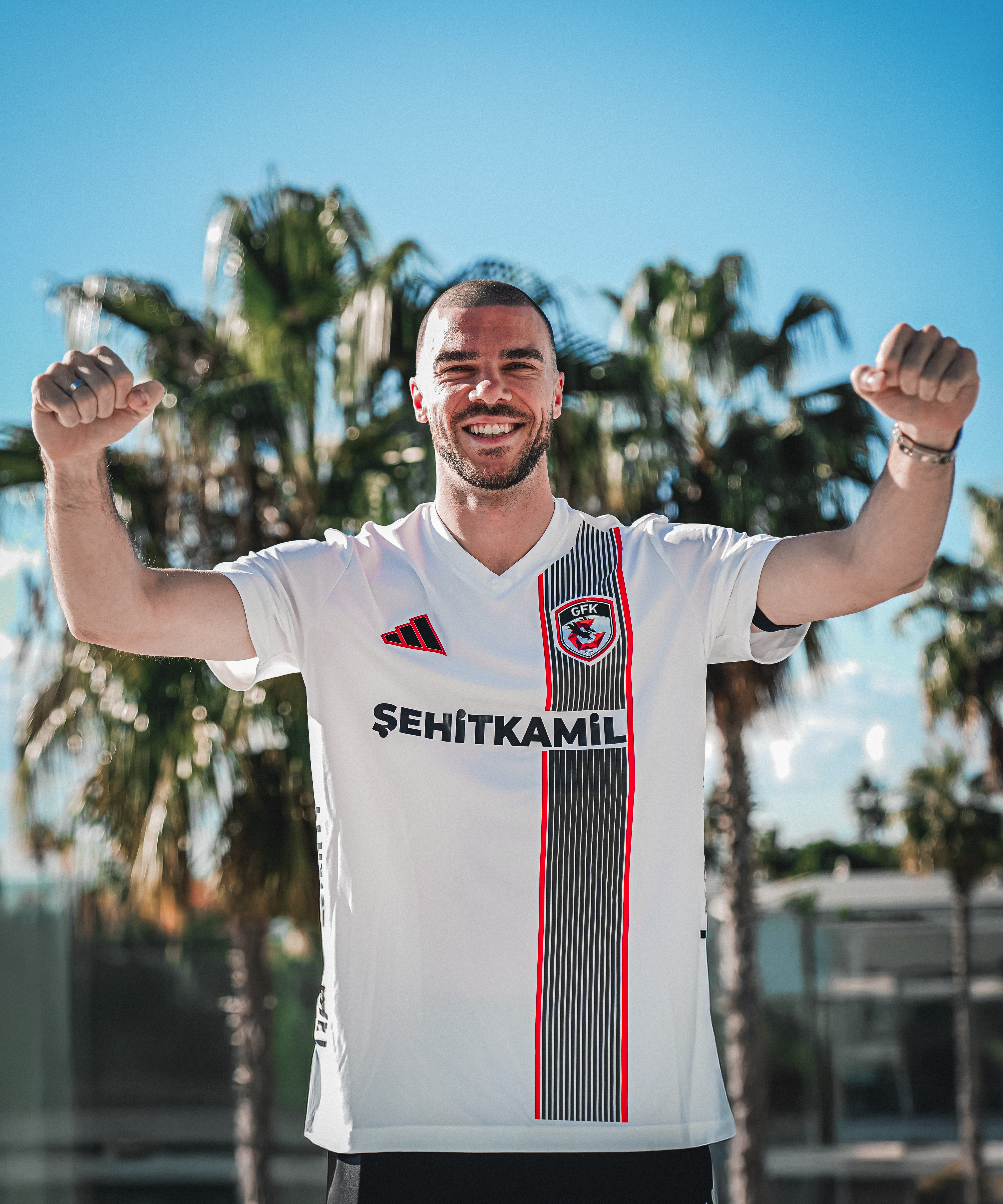 aa-20260116-40278506-40278505-gaziantep-fk-defans-oyuncusu-nihad-mujakici-renklerine-bagladi.jpg