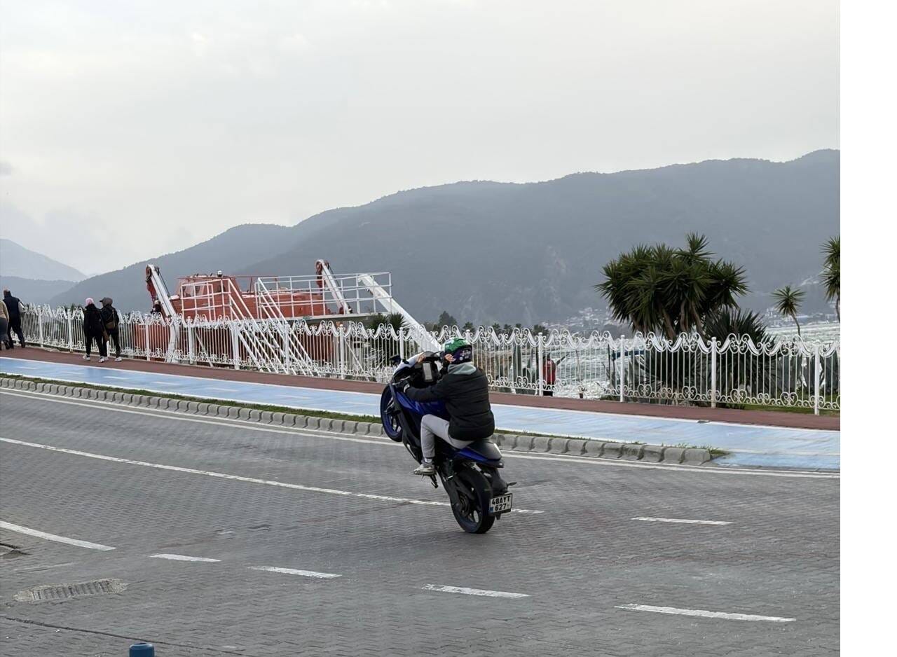 muglada-motosikletiyle-tek-teker-uzerin-1137626-337747.jpg
