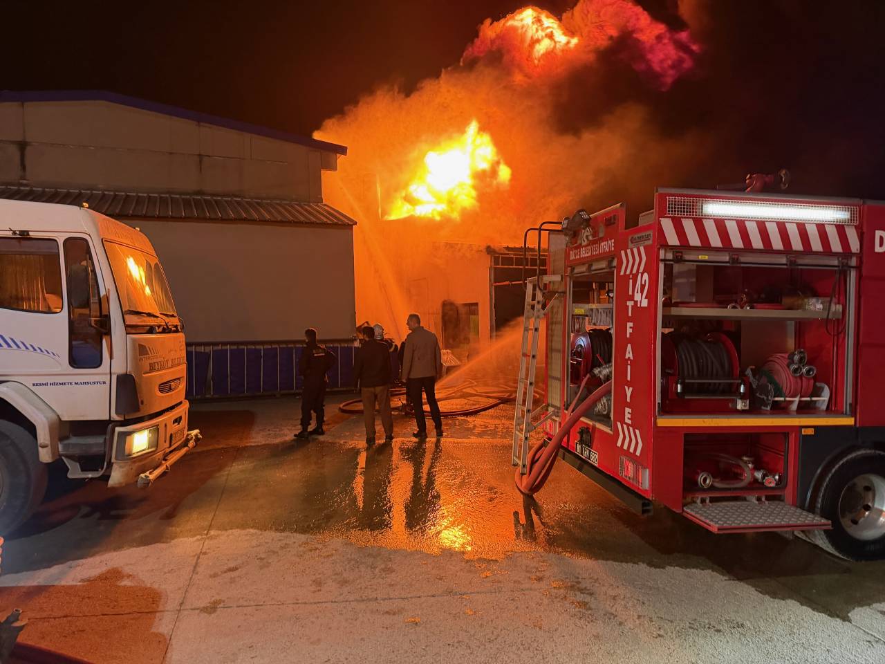 aa-20260129-40404548-40404543-duzcede-strafor-fabrikasinda-cikan-yangina-mudahale-ediliyor.jpg