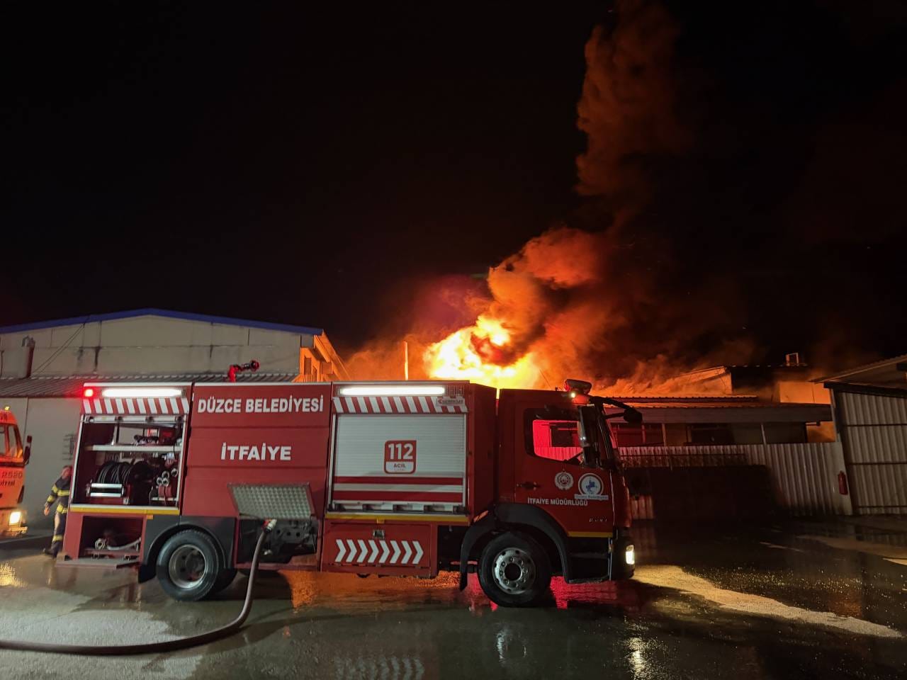 aa-20260129-40404548-40404545-duzcede-strafor-fabrikasinda-cikan-yangina-mudahale-ediliyor.jpg