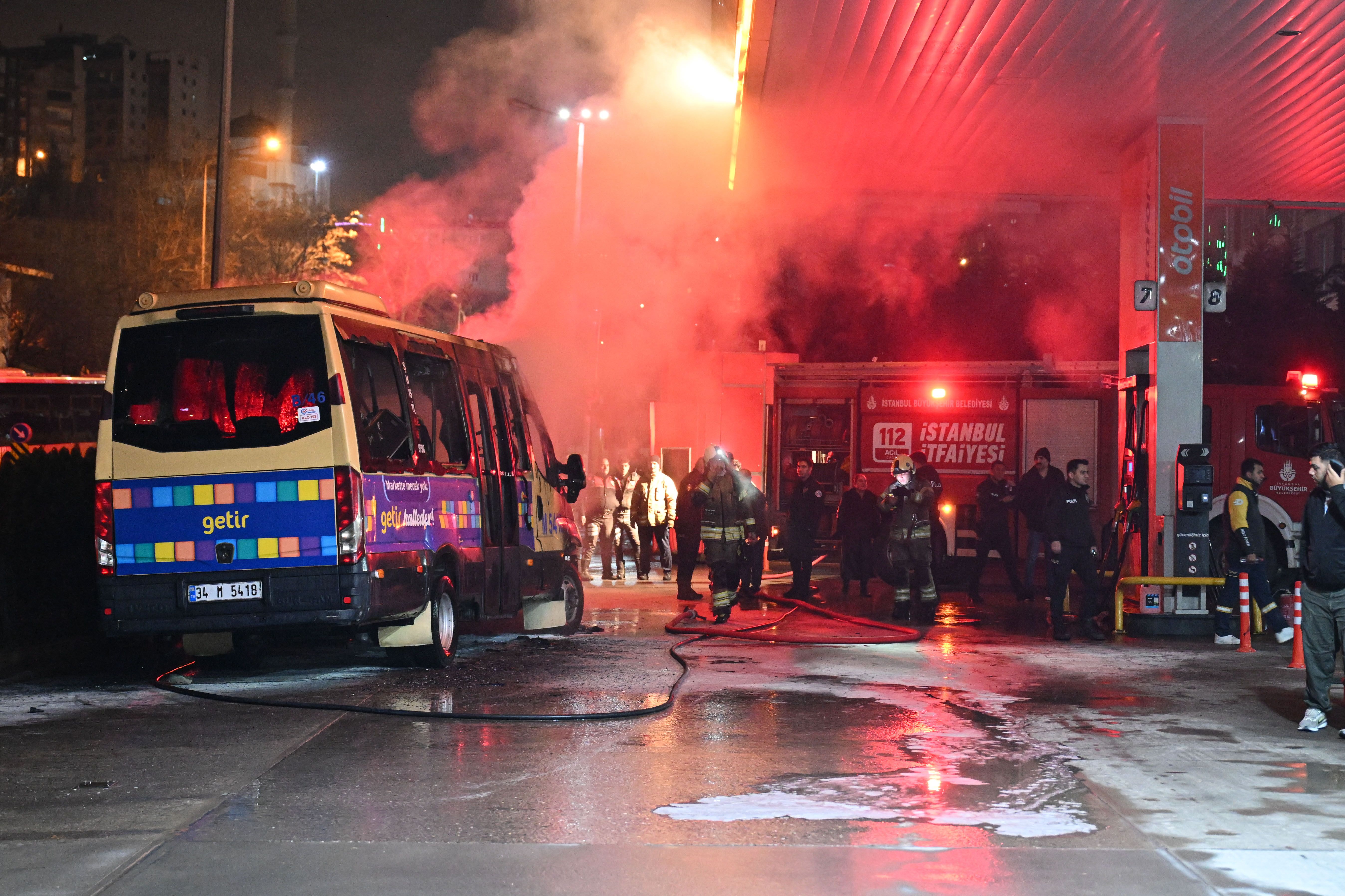 aa-20260131-40414050-40414047-kagithanede-akaryakit-istasyonundaki-2-minibuste-cikan-yangin-sonduruldu.jpg