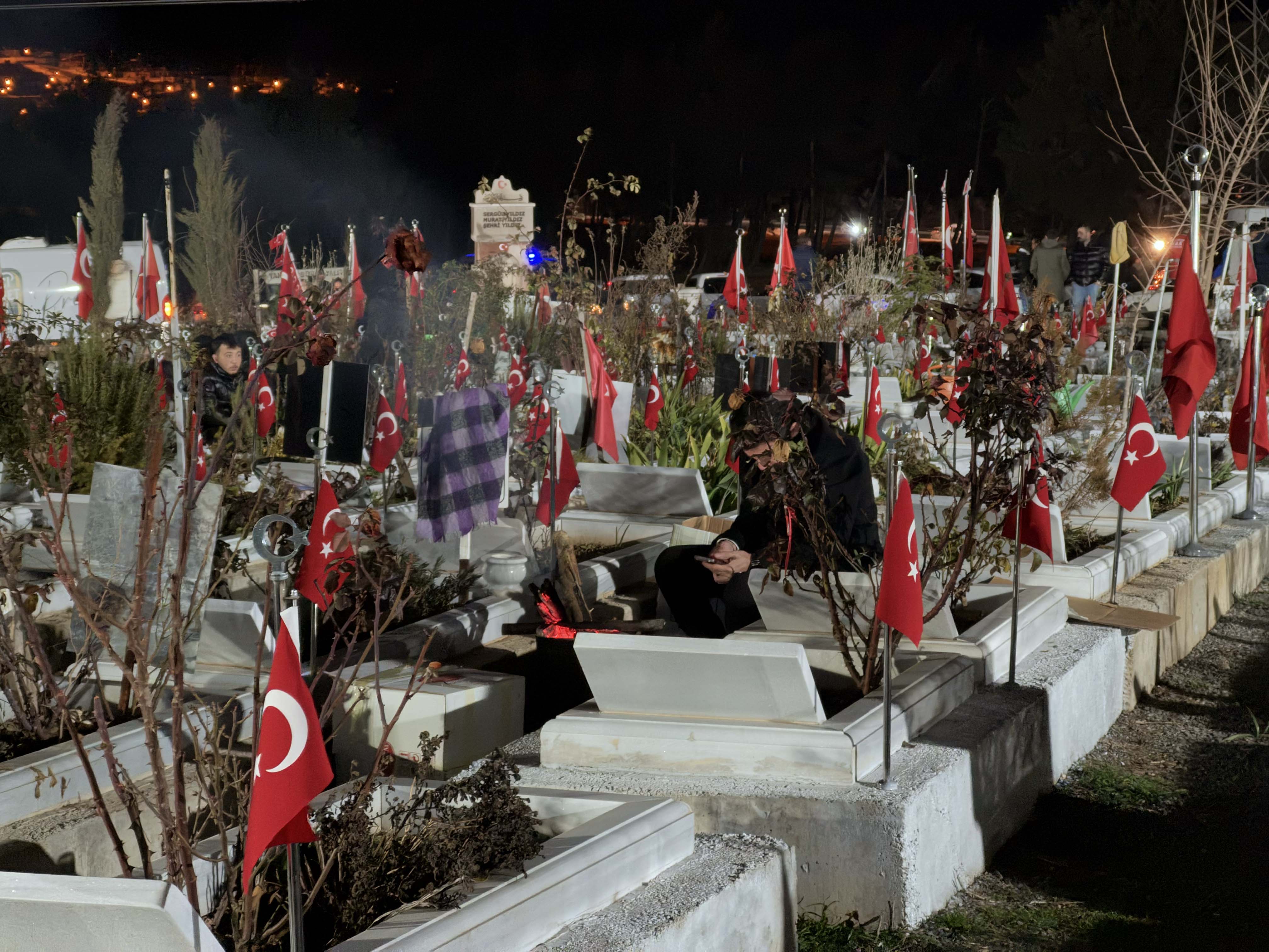 aa-20260206-40472743-40472737-kahramanmarasta-depremlerin-ucuncu-yilinda-mezarlik-ziyaretleri-geceden-basladi.jpg