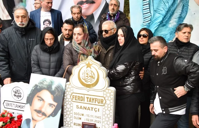 ferdi-tayfurun-torunu-ates-puskurdu-mezar-ziyareti-ortaligi-karistirdi-1.webp
