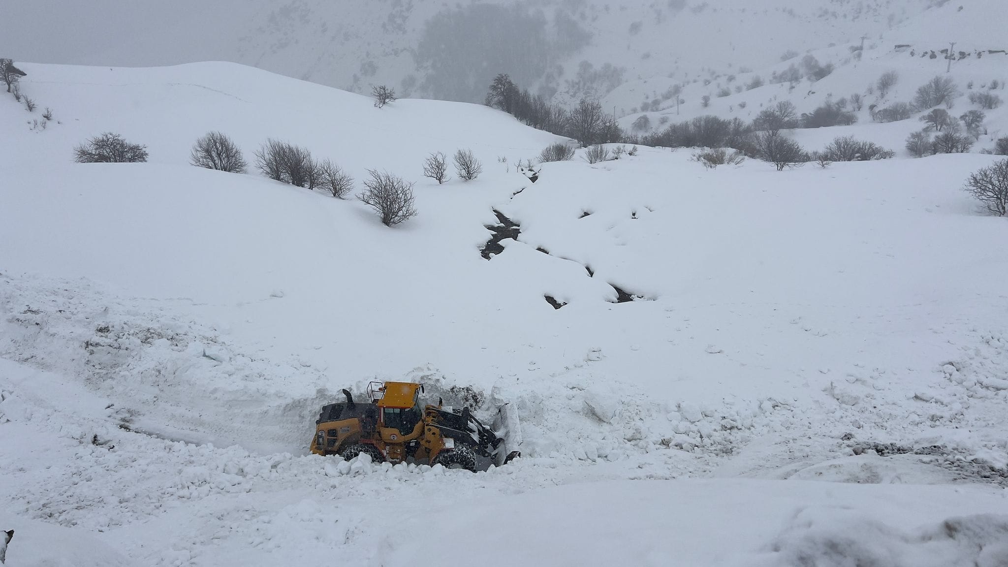7-metrelik-kar-duvari-asildi-2-ay-sonra-acildi-3 7 metrelik kar duvarı aşıldı! 2 ay sonra açıldı