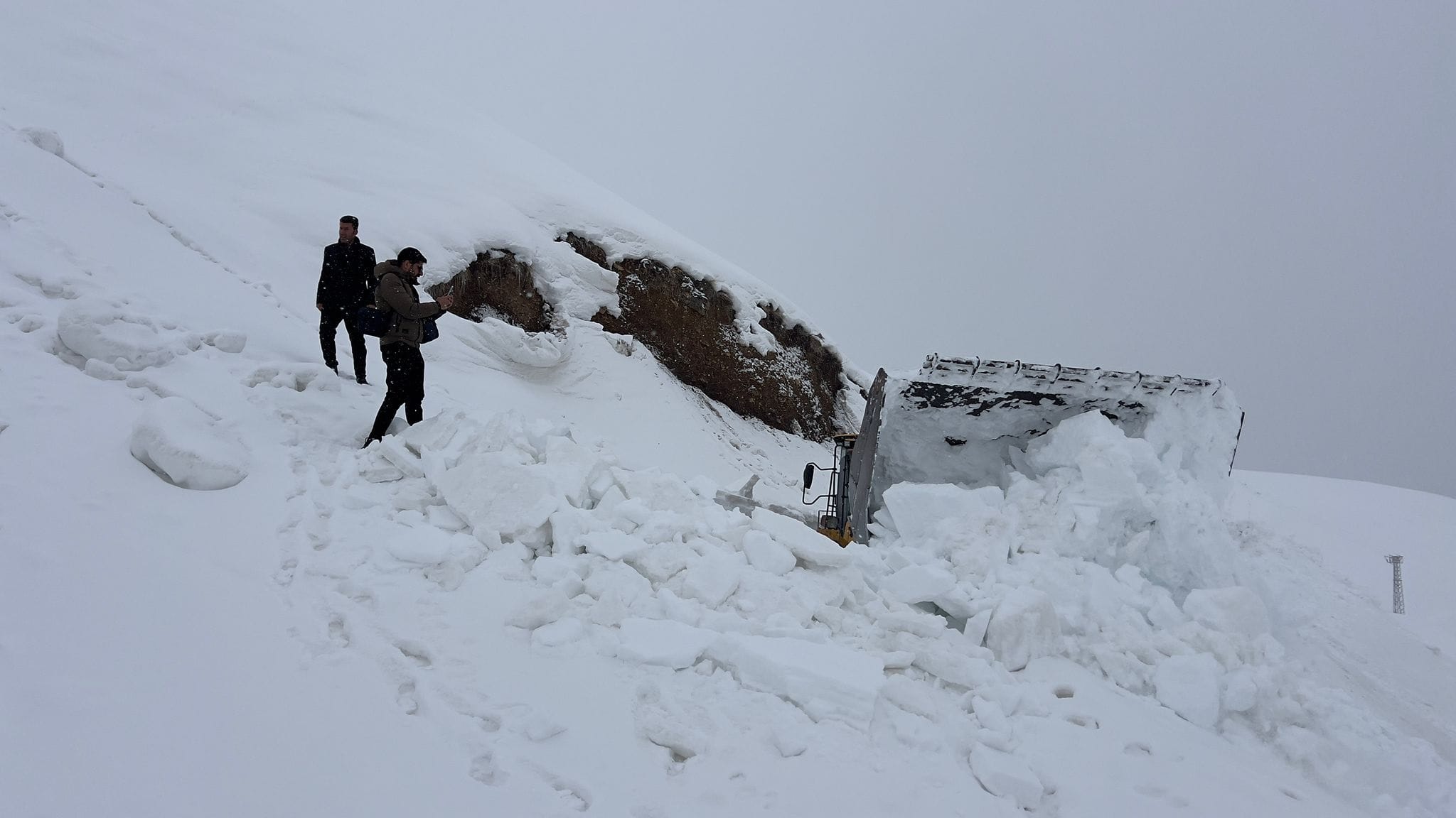 7-metrelik-kar-duvari-asildi-2-ay-sonra-acildi-4 7 metrelik kar duvarı aşıldı! 2 ay sonra açıldı