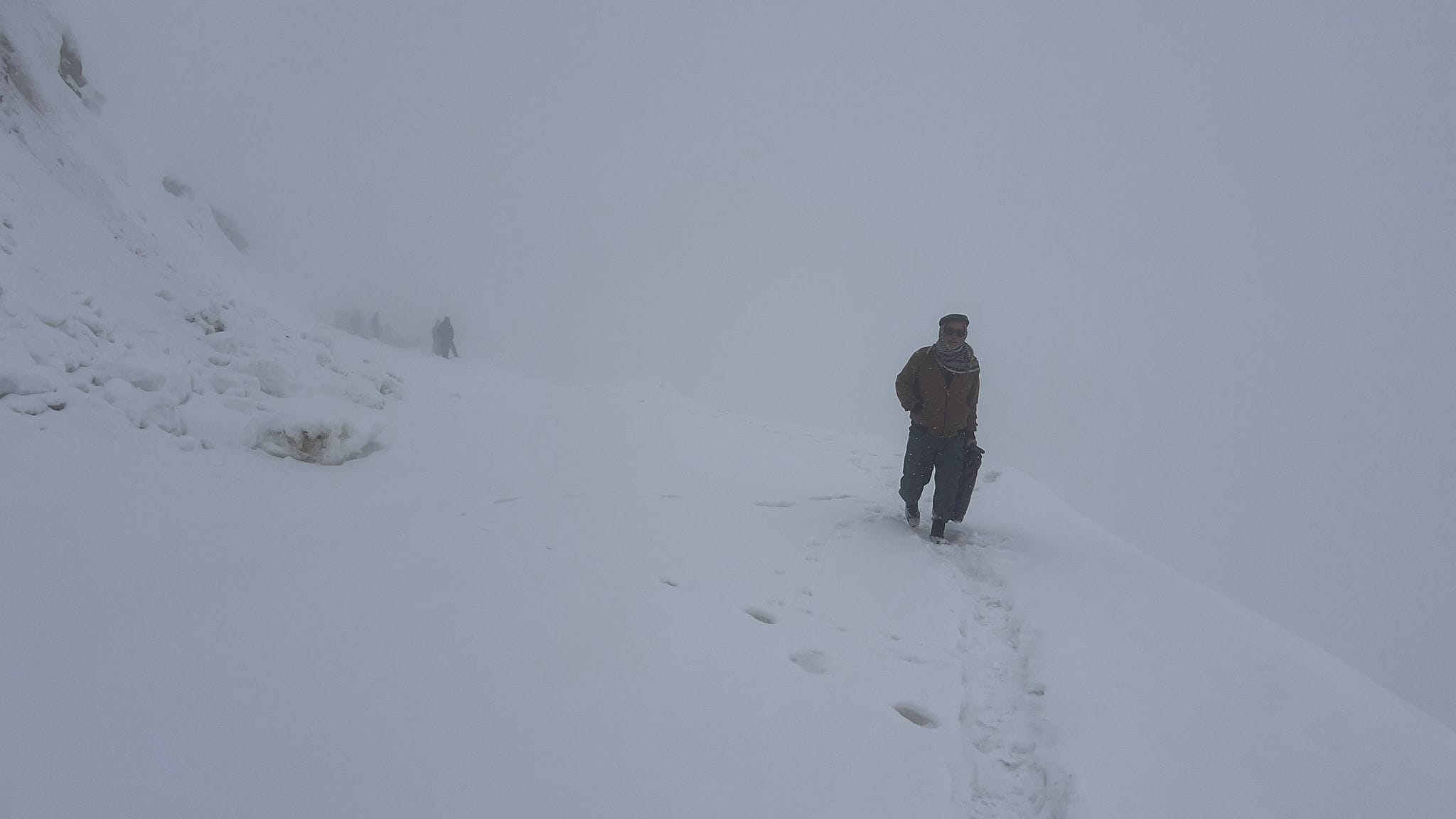 7-metrelik-kar-duvari-asildi-2-ay-sonra-acildi-5 7 metrelik kar duvarı aşıldı! 2 ay sonra açıldı