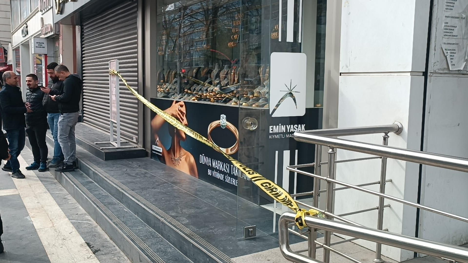 batmandaki-kuyumcu-dukkani-soygununda-6-1159005-344129-001.jpg