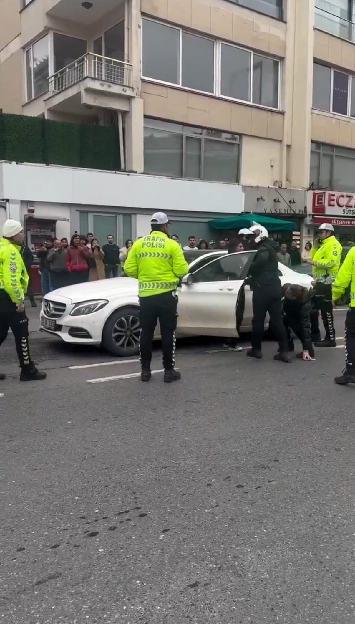 istanbul-bebekte-trafigi-kapatip-arac-1161753-345057.jpg