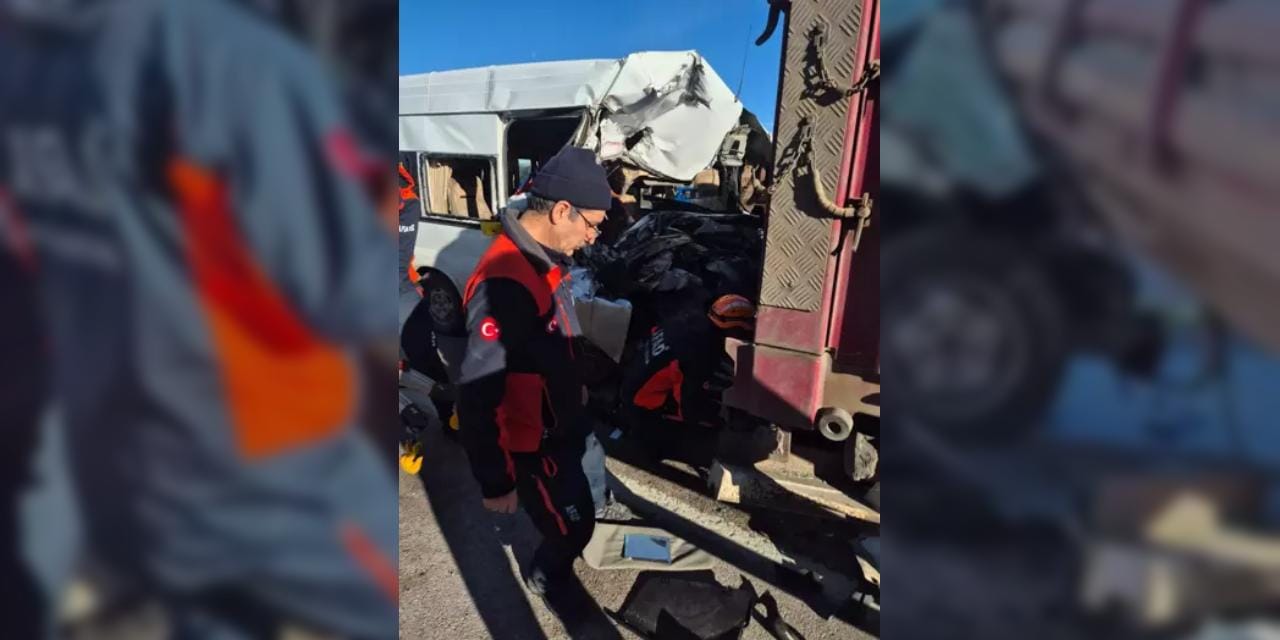 okul-servisiyle-tir-carpisti-olu-ve-yaralilar-var-2.jpg