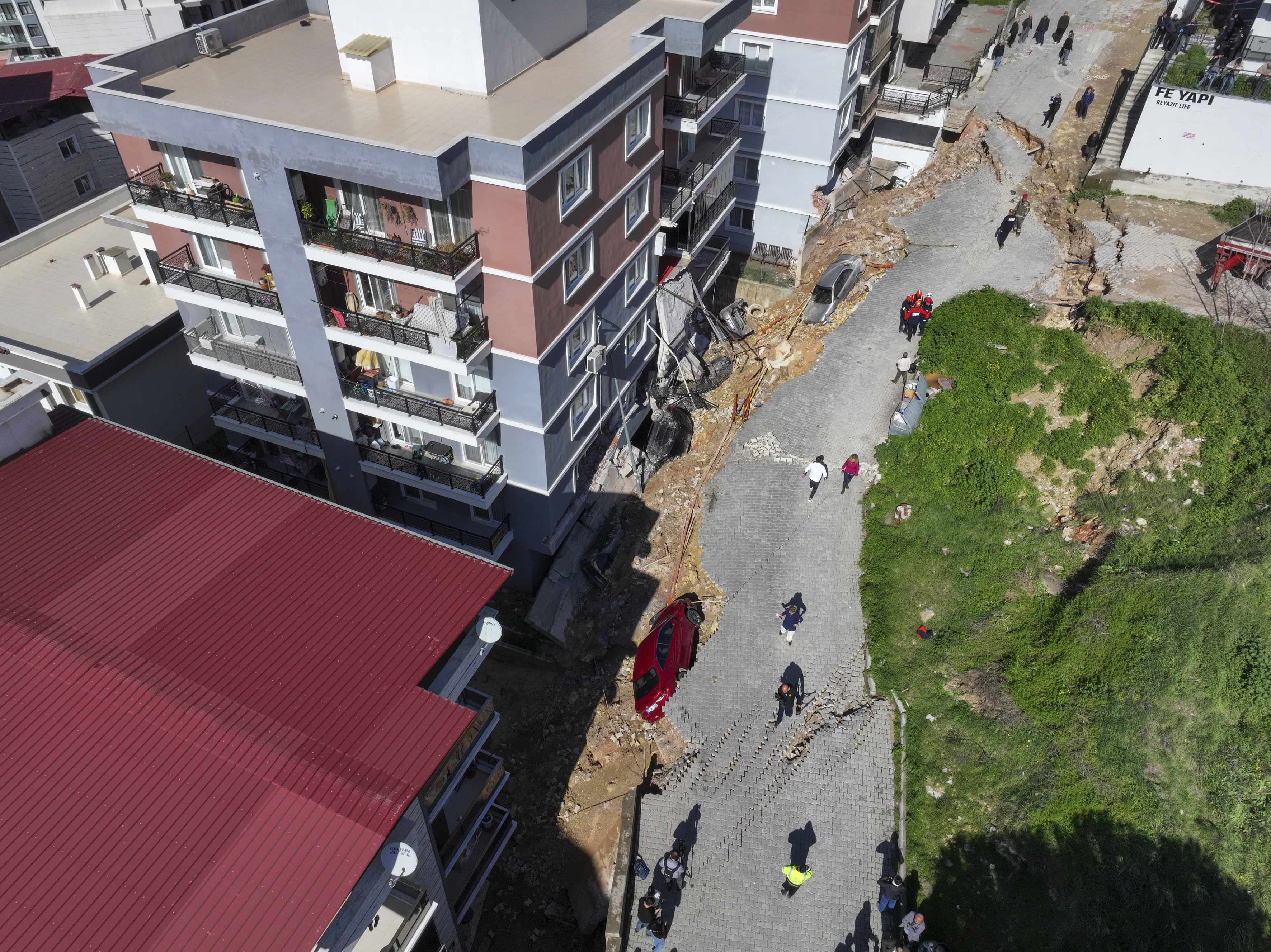 aa-20260214-40552920-40552911-izmirde-istinat-duvarinin-cokmesi-sonucu-2-bina-ve-6-arac-hasar-gordu-1.jpg