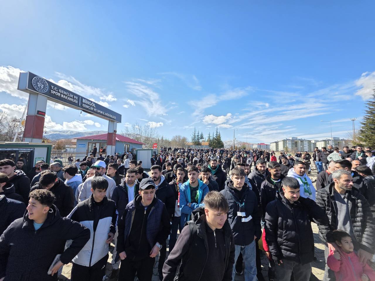 aa-20260215-40563561-40563559-bingolde-cezali-takimlarinin-macini-stat-disinda-dev-ekrandan-izlediler.jpg