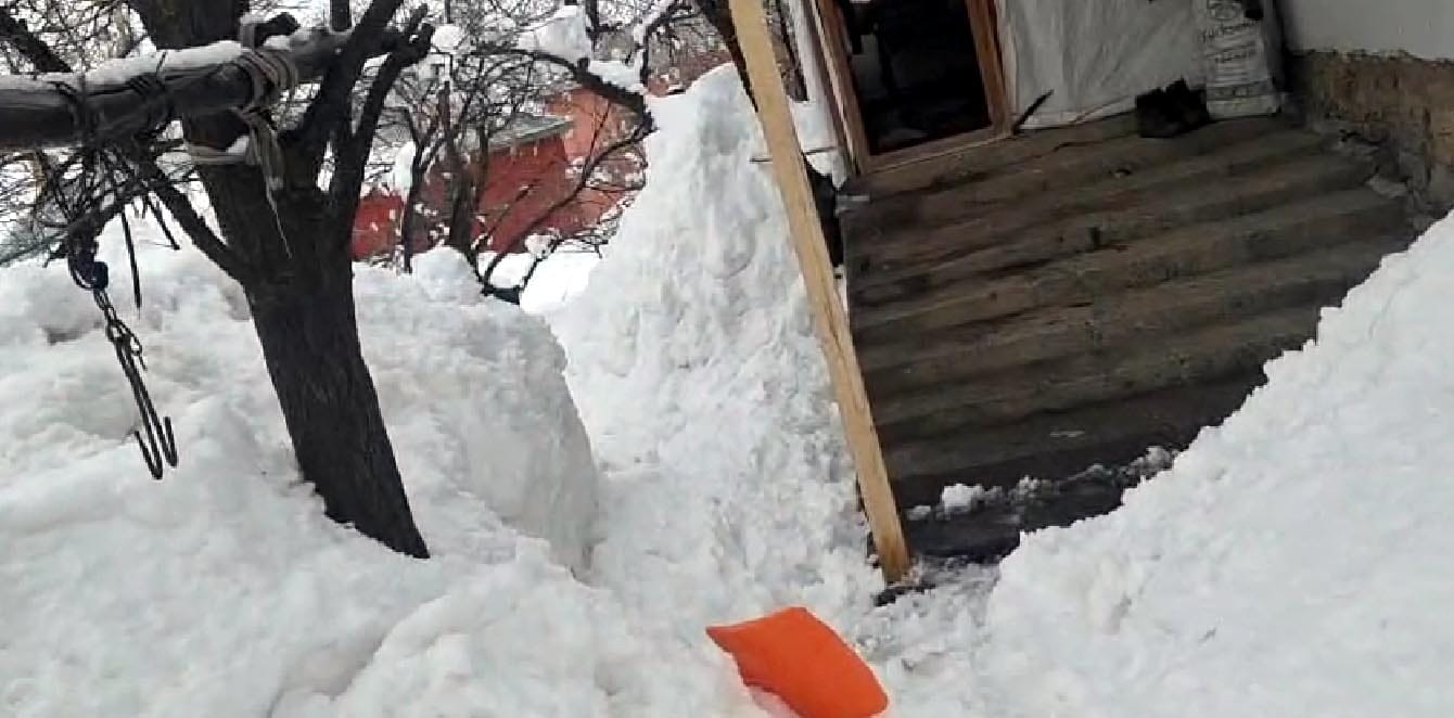 kar-2-metreyi-asti-76-yerlesim-yerinin-yolu-kapandi-6.jpg