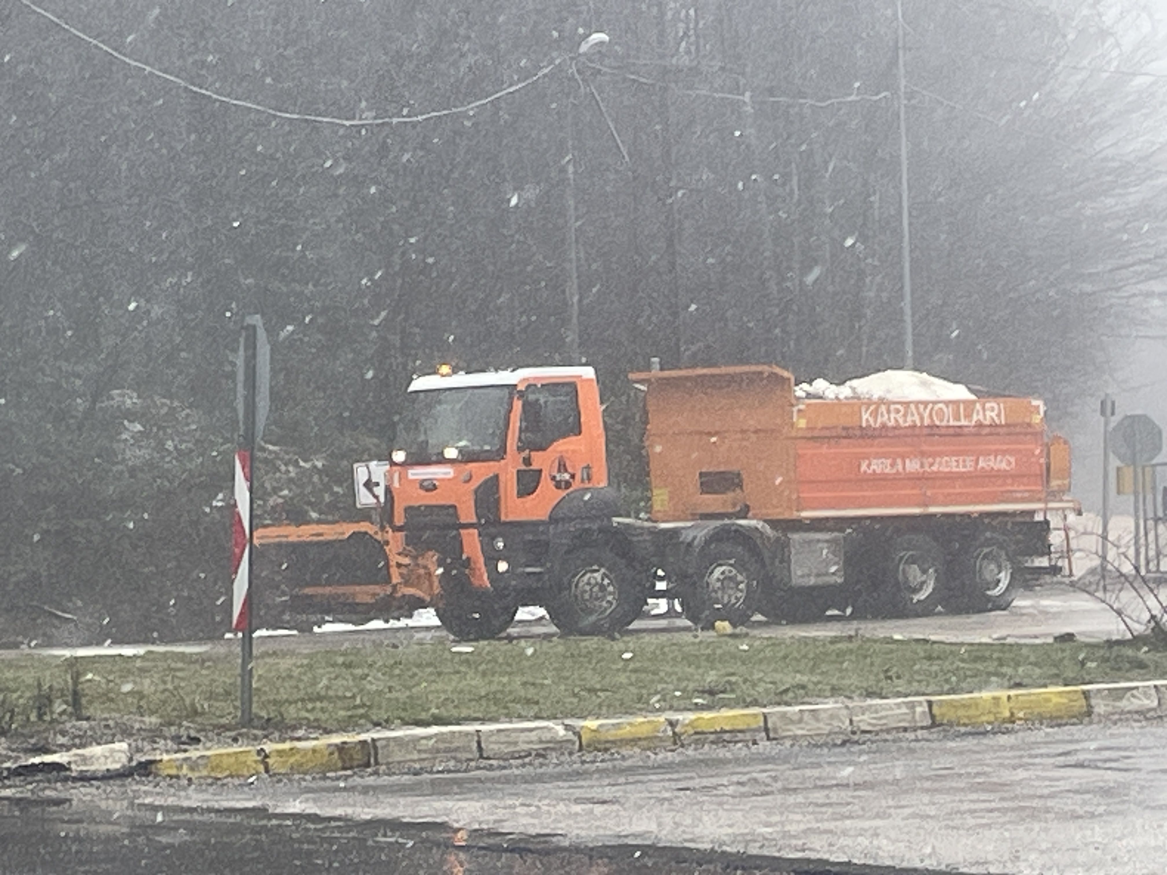 aa-20260222-40637920-40637918-d100-kara-yolu-bolu-dagi-gecisinde-kar-yagisi-etkili-oluyor.jpg