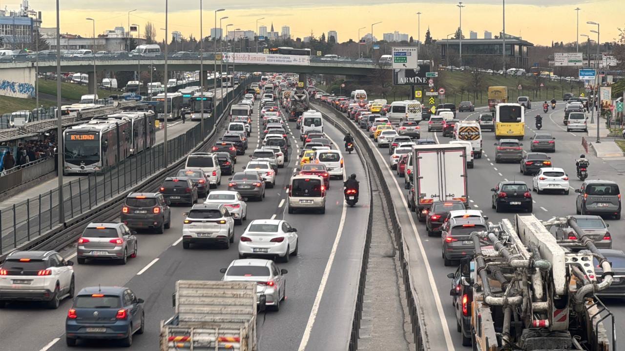 aa-20260224-40654835-40654830-istanbulda-iftar-oncesi-trafik-yogunlugu-yuzde-83e-yukseldi.jpg