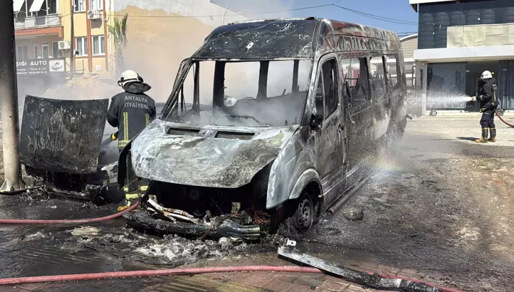 antalyada-yangin-panigi-midibus-ve-otomobil-kule-dondu.webp
