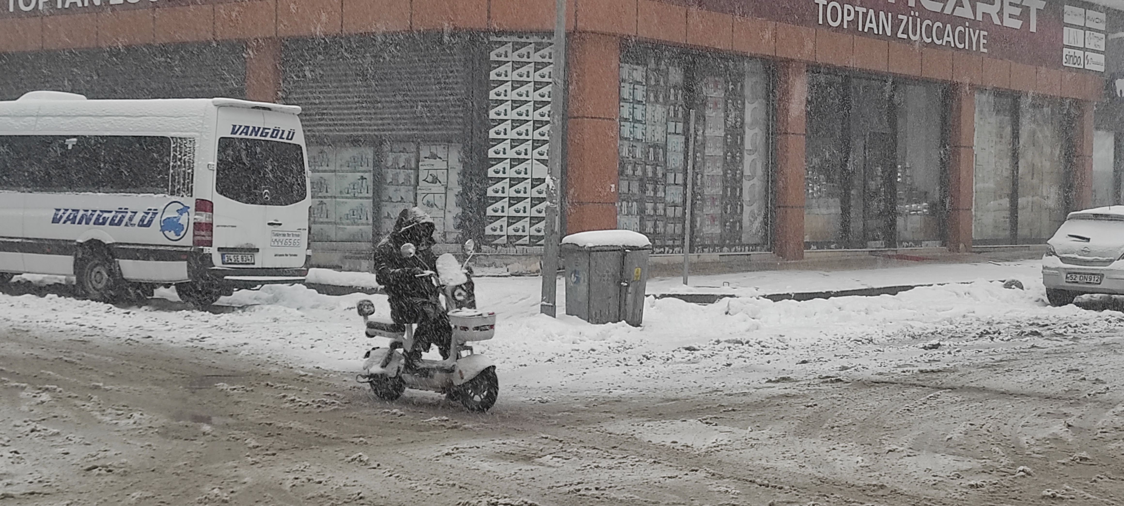 kar-kalinligi-40-santimetreyi-buldu-216-yol-ulasima-kapandi-12.jpg