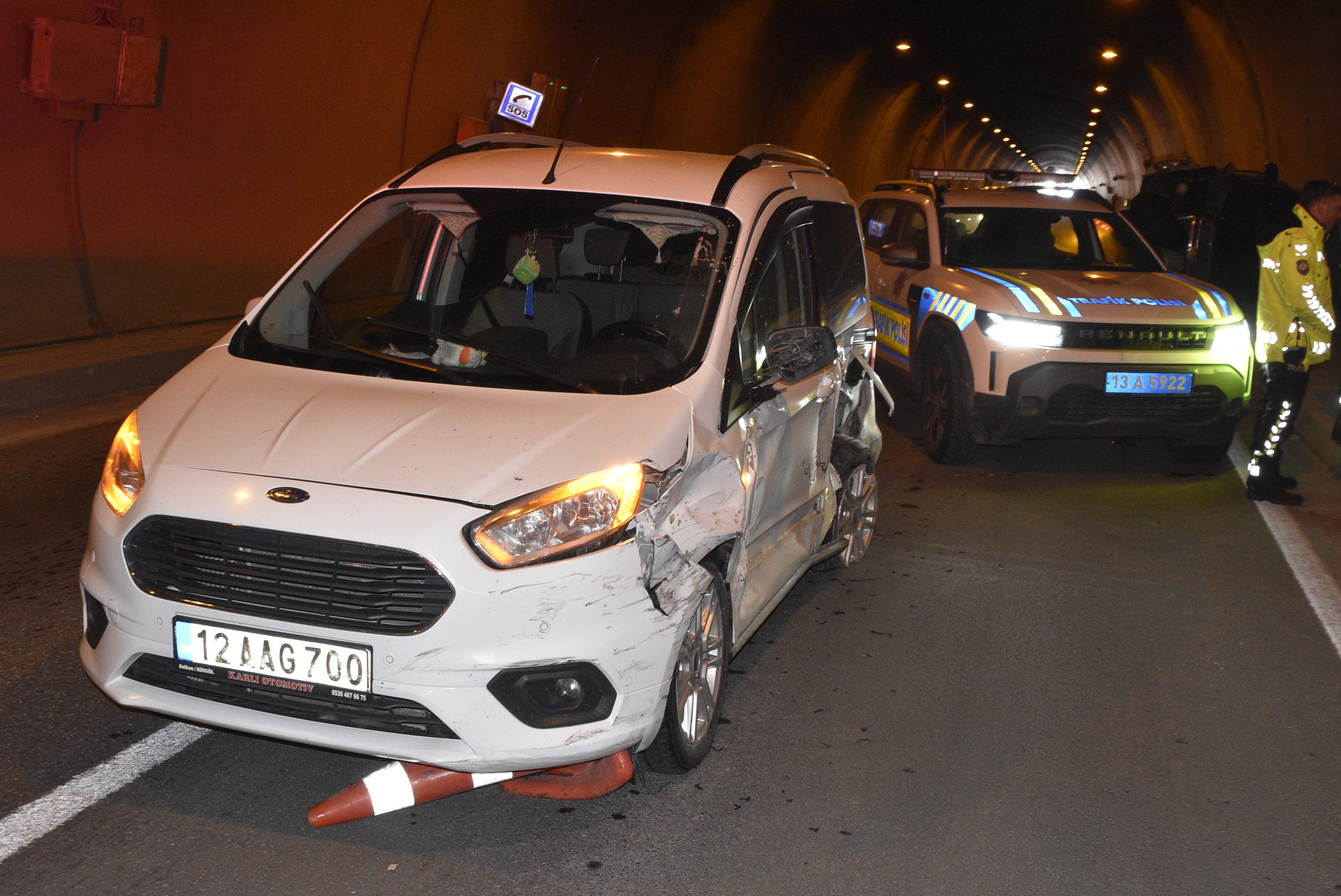 bitliste-tunel-kazasi-arac-takla-atti-2-kisi-yaralandi-1.jpg