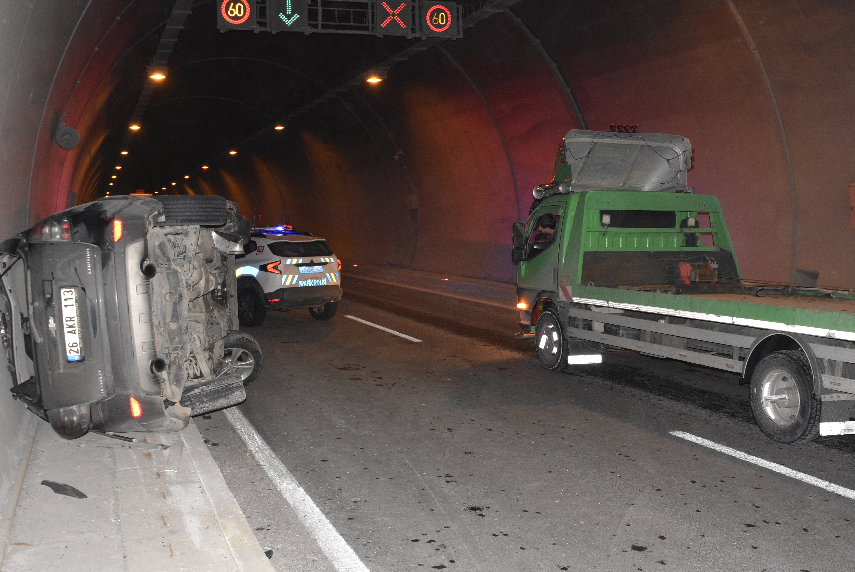 bitliste-tunel-kazasi-arac-takla-atti-2-kisi-yaralandi-4.jpg