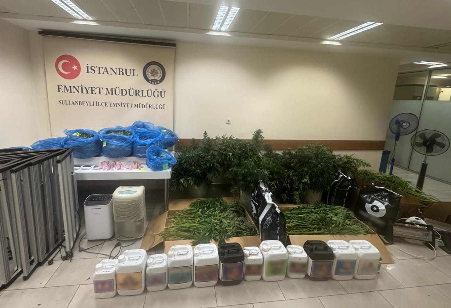 uyusturucu-icin-sera-kuran-3-supheli-saklandiklari-adreste-yakalandi.jpg