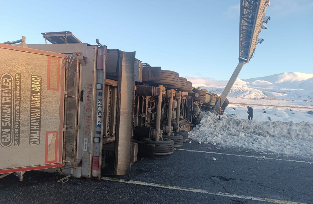 buzlanma-nedeniyle-2-tir-devrildi-1-yar-1216378-361693.jpg