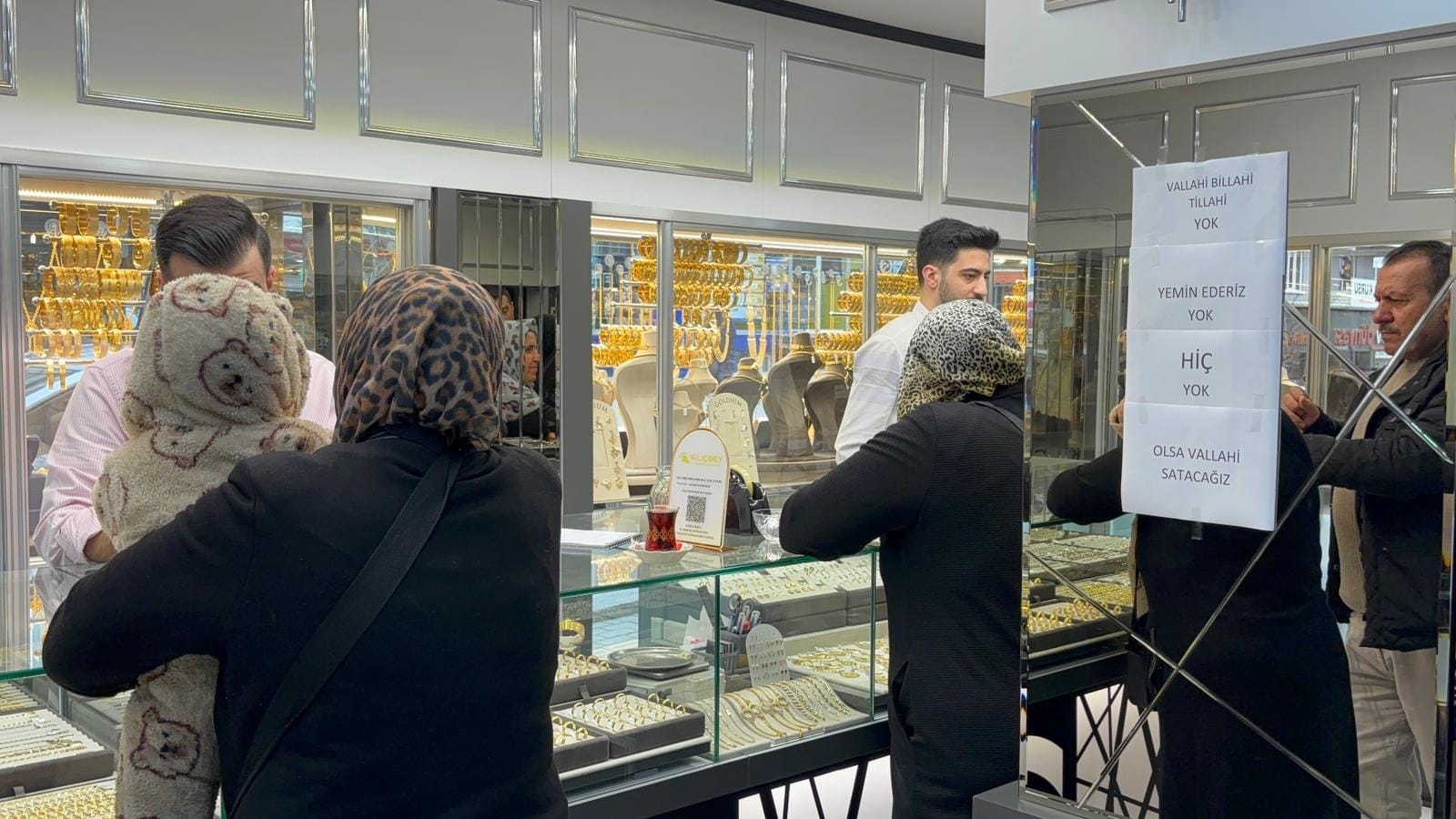 kuyumcu-satacak-altin-kalmayinca-dukkani-1226904-364874.jpg