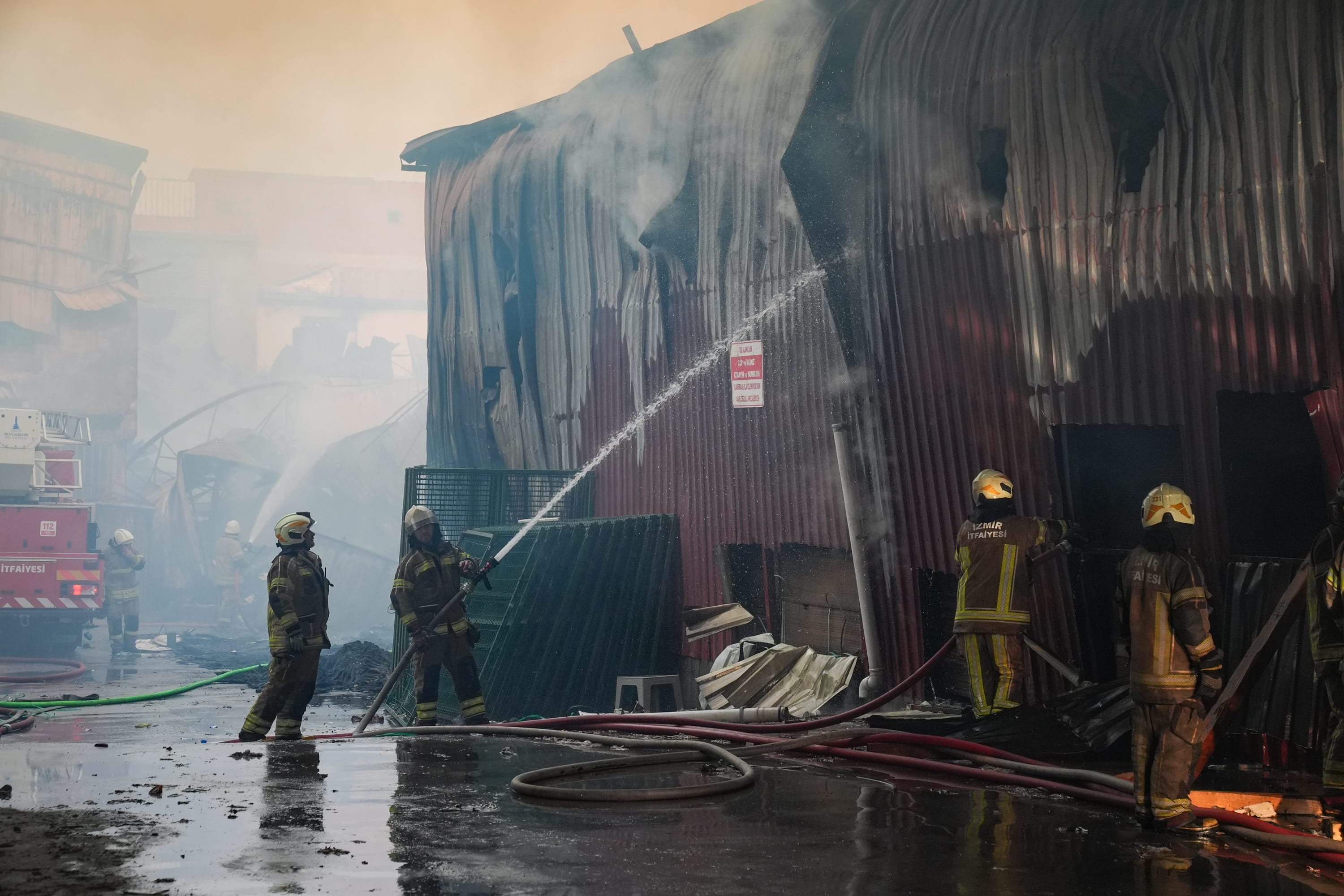 aa-20260325-40918189-40918171-izmirde-atolye-ve-depolarda-cikan-yangina-mudahale-ediliyor.jpg