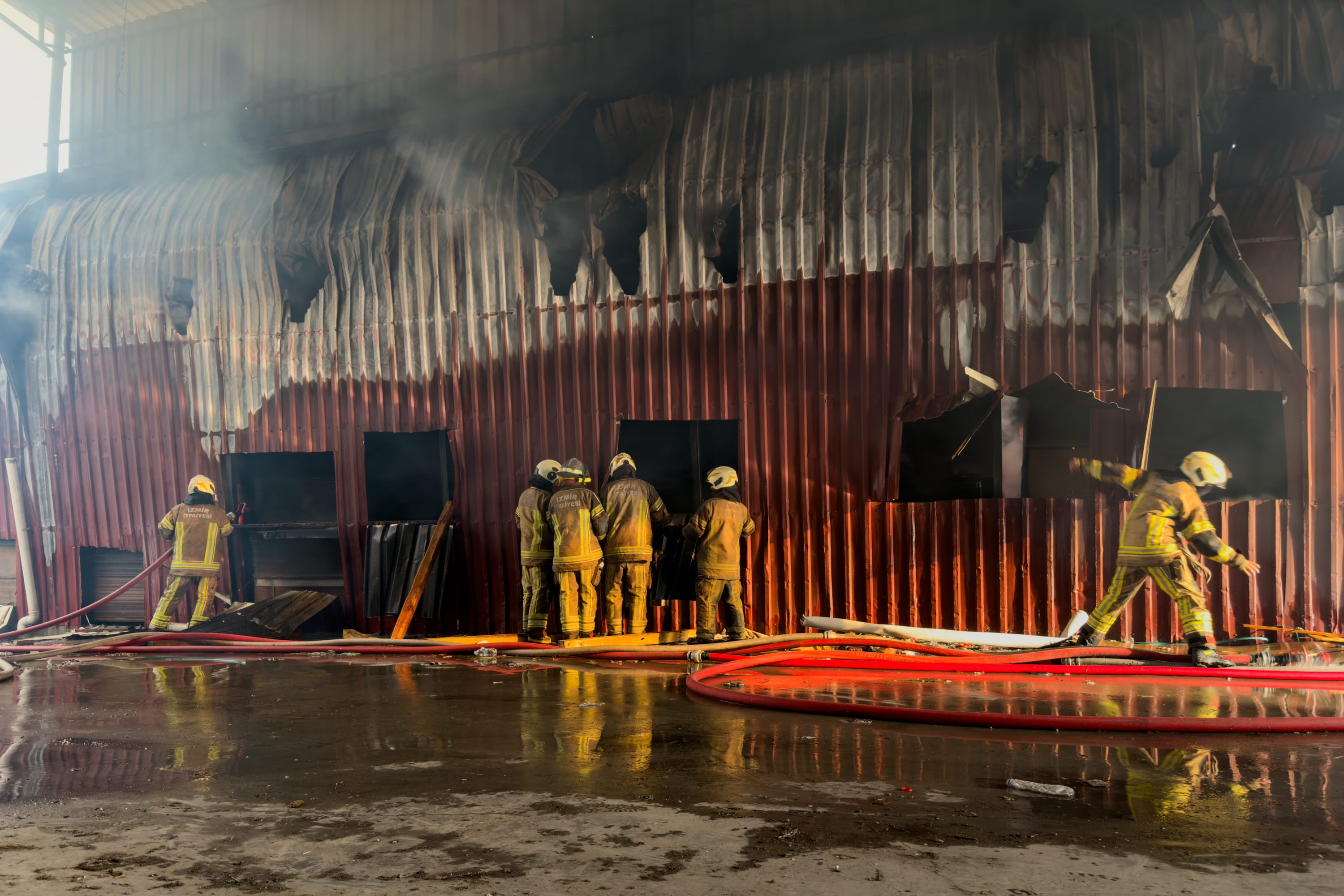aa-20260325-40918189-40918182-izmirde-atolye-ve-depolarda-cikan-yangina-mudahale-ediliyor.jpg