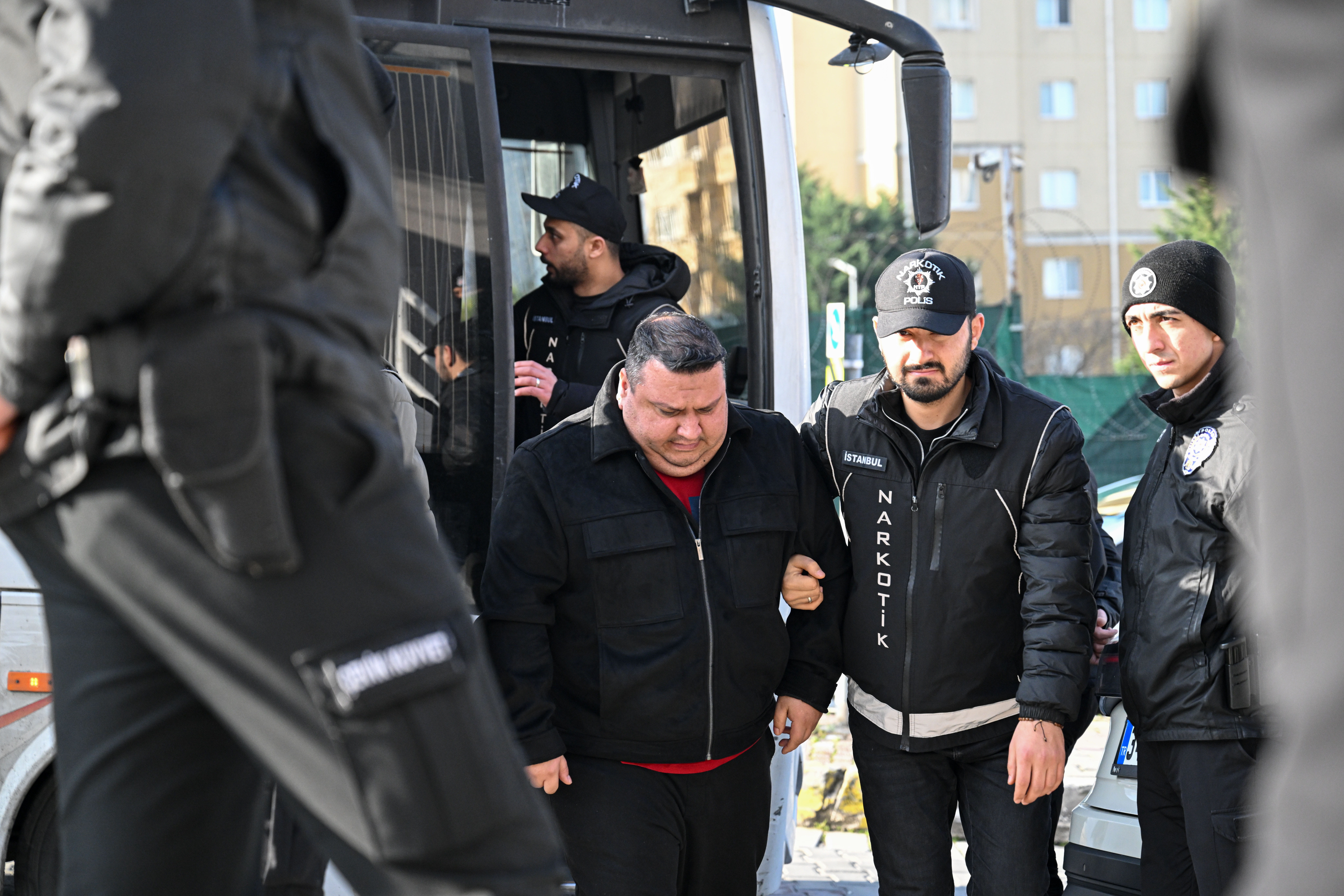 aa-20260326-40926863-40926862-istanbuldaki-uyusturucu-sorusturmasinda-gozaltina-alinan-14-supheli-adliyede.jpg