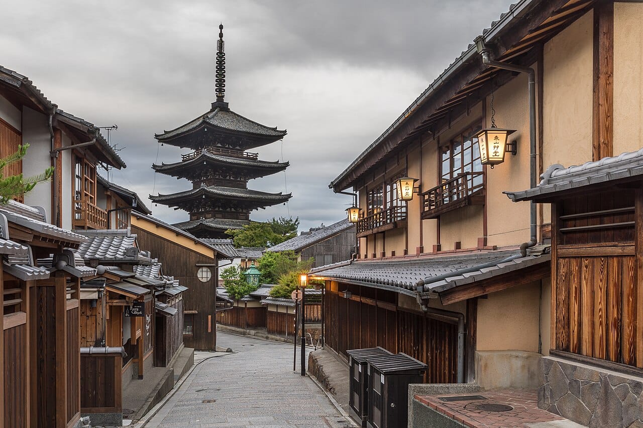 yasaka-dori-early-morning-with-street-lanterns-and-the-tower-of-yasaka-hokan-ji-temple-kyoto-japan.jpg