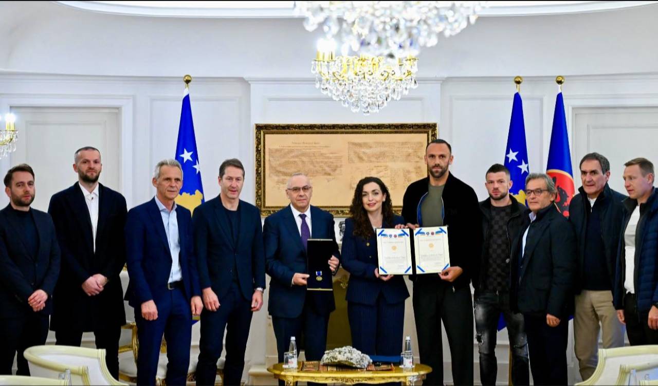 aa-20260401-40984957-40984956-kosova-milli-futbol-takimina-cumhurbaskanligi-liyakat-madalyasi-verildi.jpg