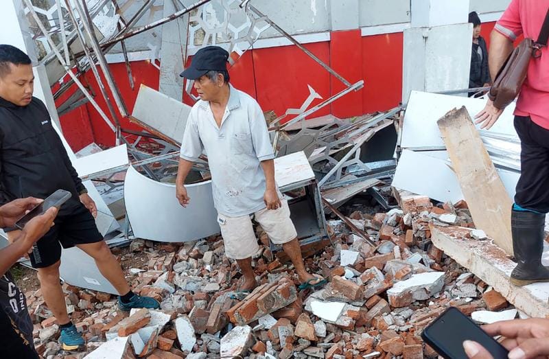 endonezya-aciklarinda-7-4-buyuklugunde-deprem-3.jpg