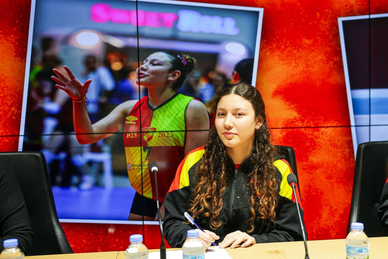 goztepede-genc-voleybolculardan-imza-1240685-369086.jpg