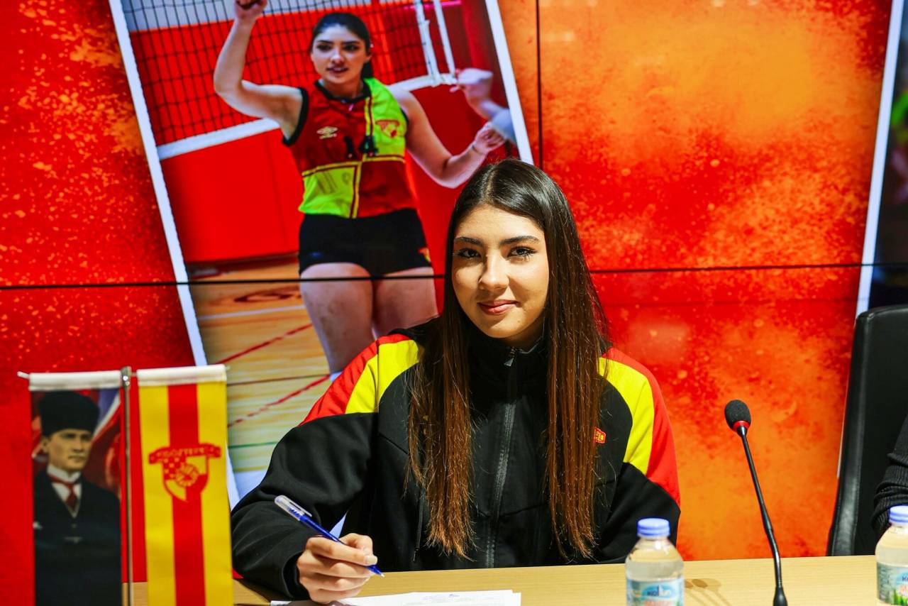 goztepede-genc-voleybolculardan-imza-1240686-369086.jpg