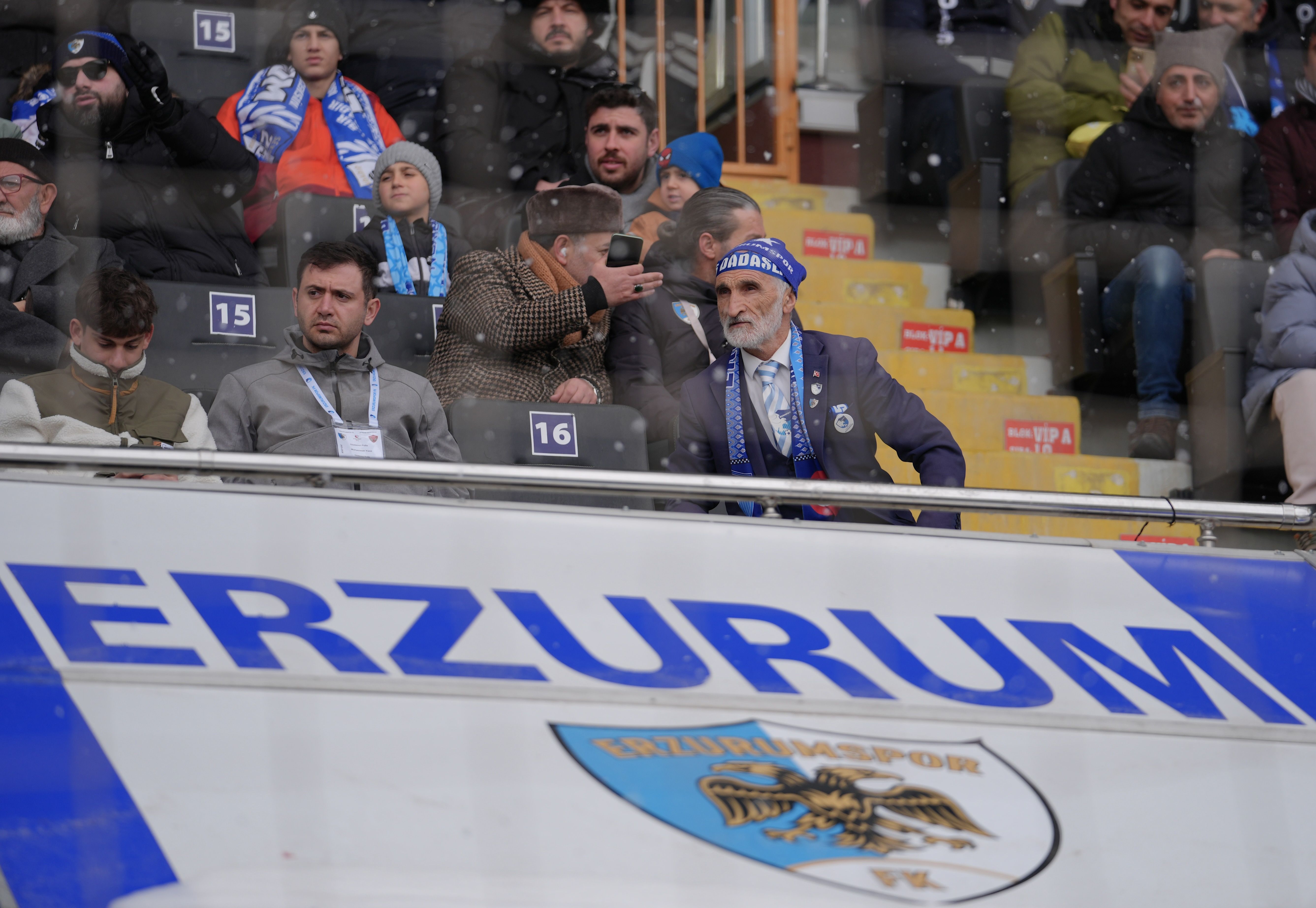 aa-20260405-41018589-41018584-dede-lakapli-taraftar-46-yildir-erzurumspor-sevdasiyla-yasiyor.jpg