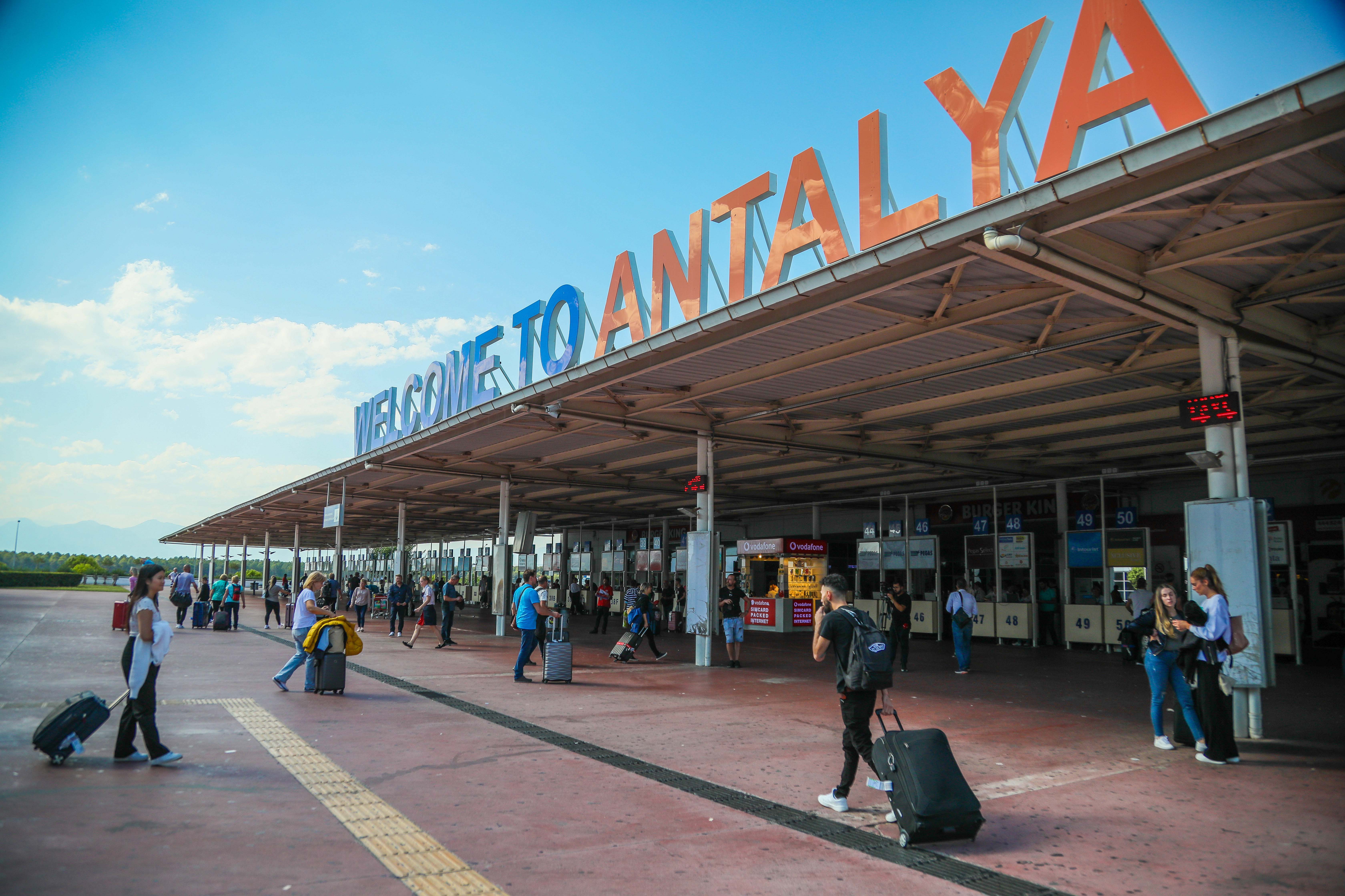 antalya-havalimaninda-yolcu-trafigi-3-m-1250931-372221.jpg
