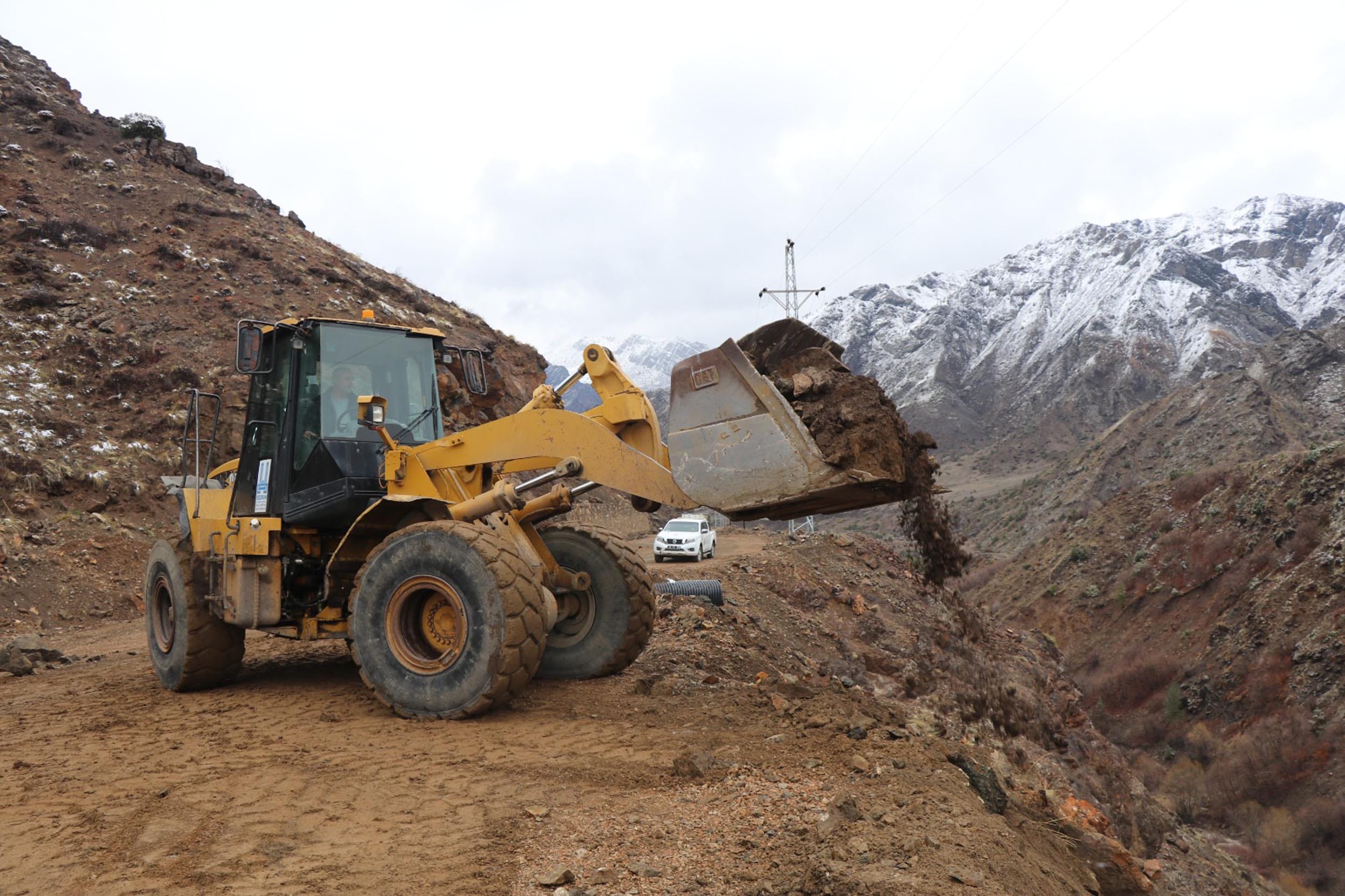 erzurumda-heyelan-yol-ulasima-kapandi-2.jpg
