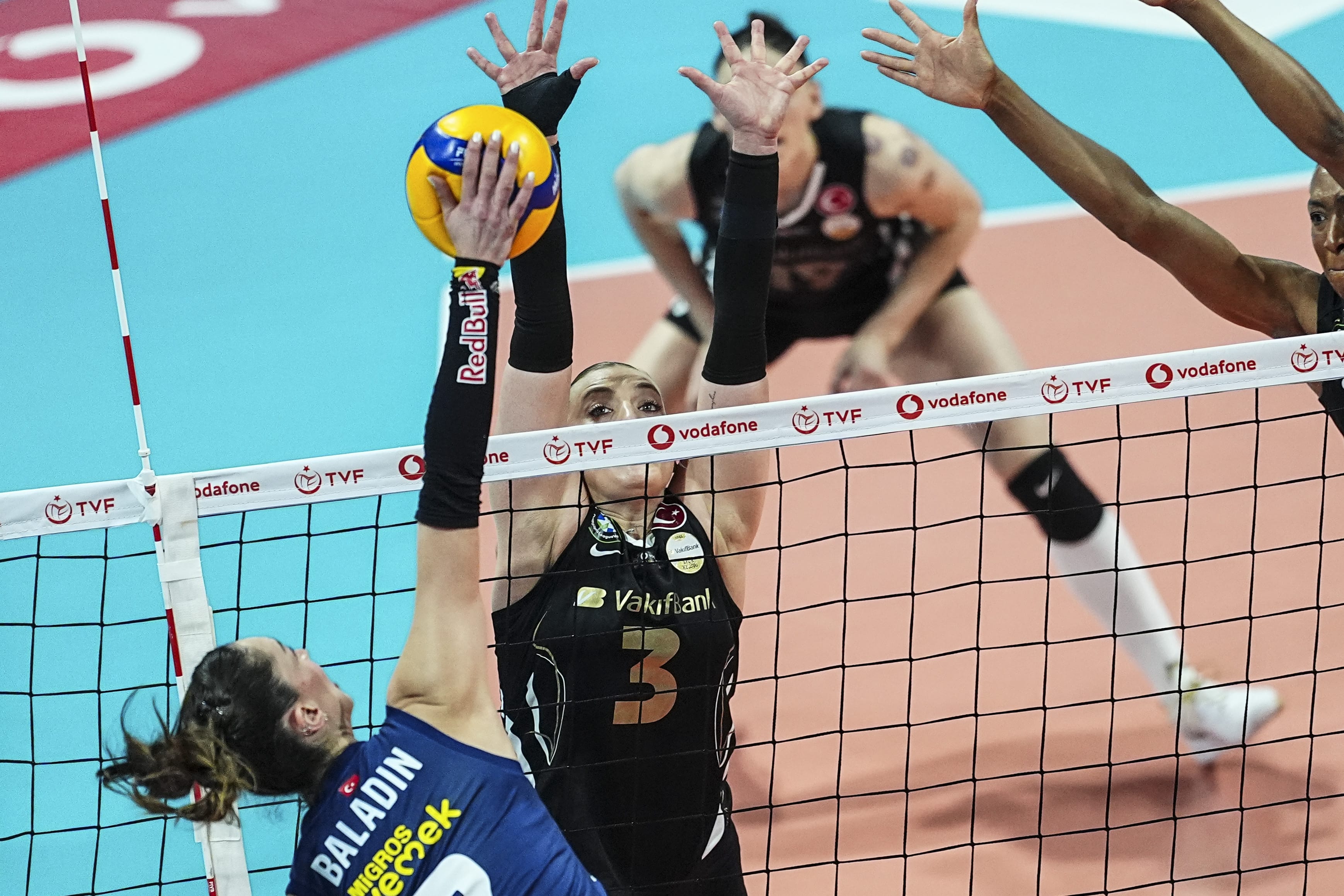 aa-20260413-41098549-41098546-vakifbank-fenerbahce-medicana.jpg