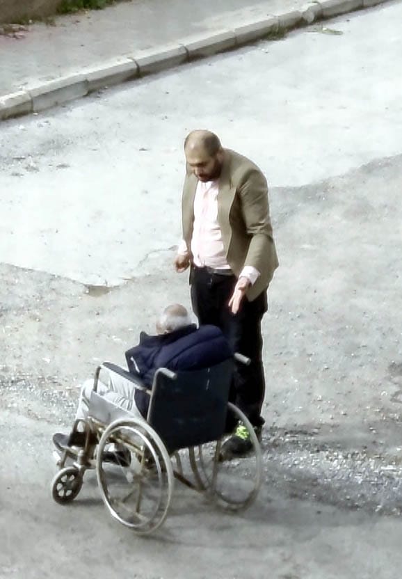 tekerlekli-sandalyedeki-babasini-azarlay-1261107-375266.jpg