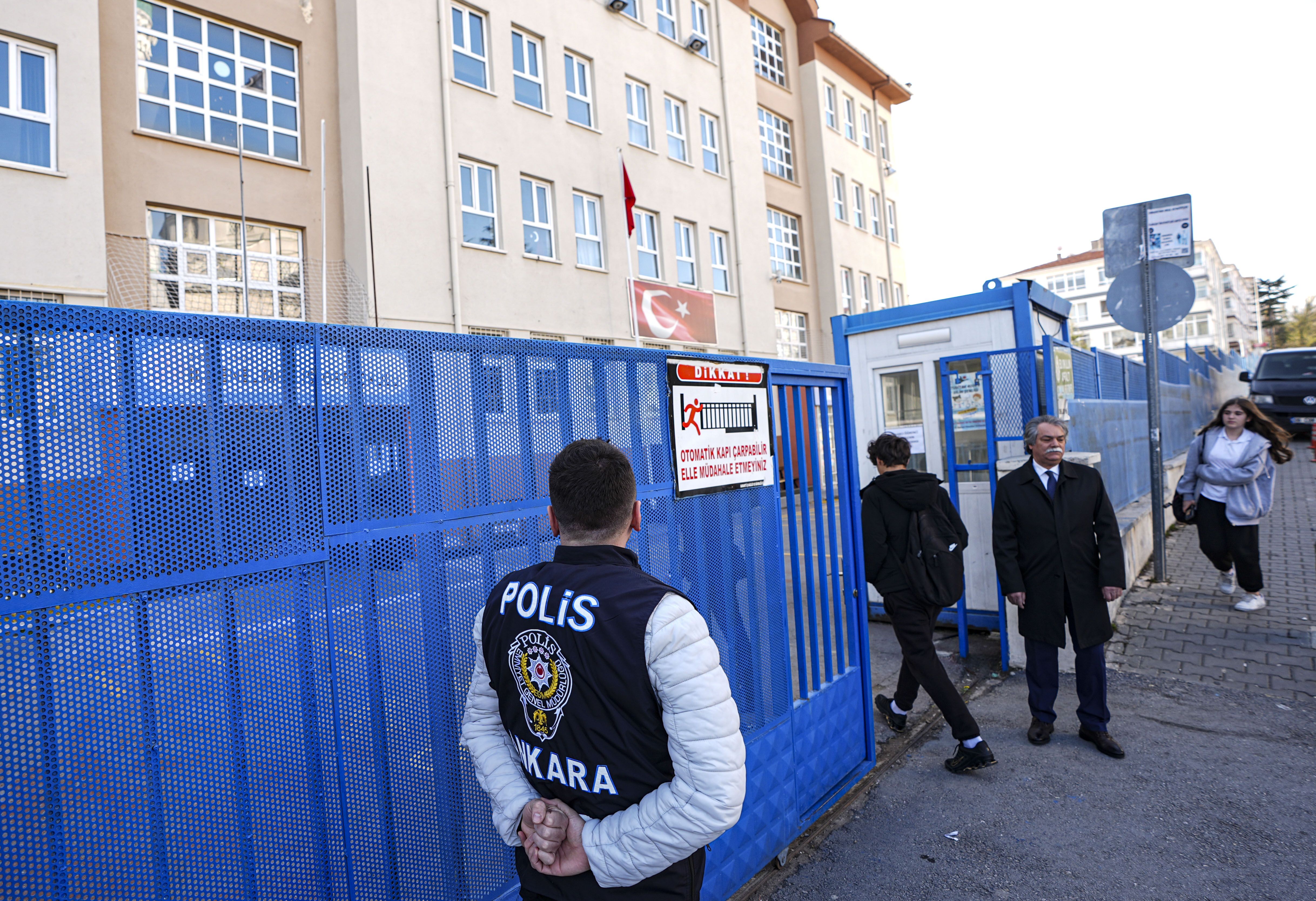 aa-20260416-41118610-41118604-ulke-genelinde-okullarda-guvenlik-tedbirleri-artirildi.jpg