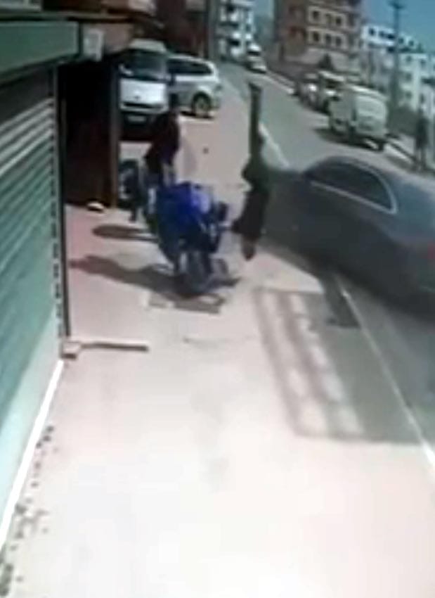 cocugumu-tehdit-etti-iddiasi-otomobil-surucusu-motosikletliye-carpti-2.jpg