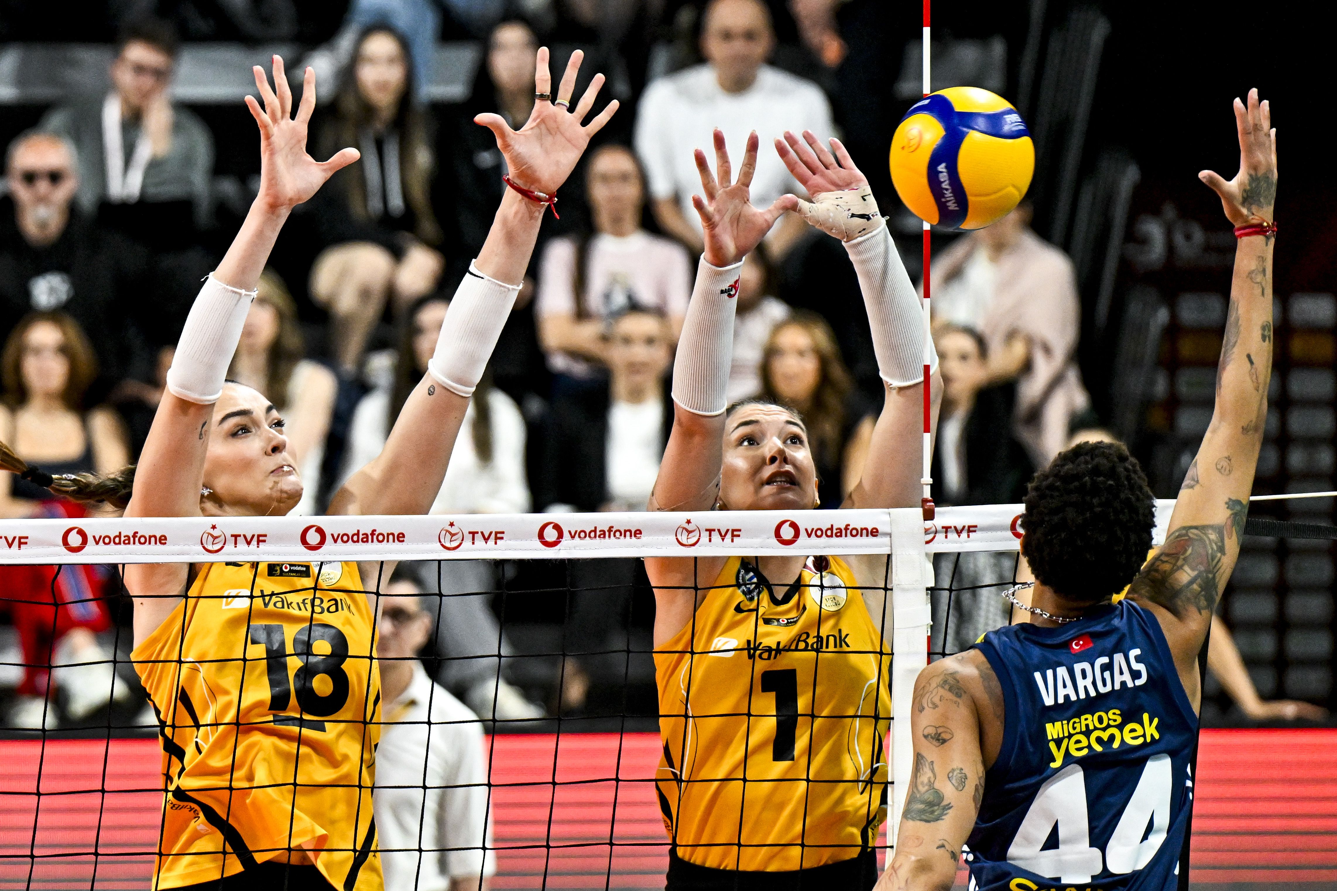 aa-20260411-41081697-41081694-vakifbank-fenerbahce-medicana.jpg