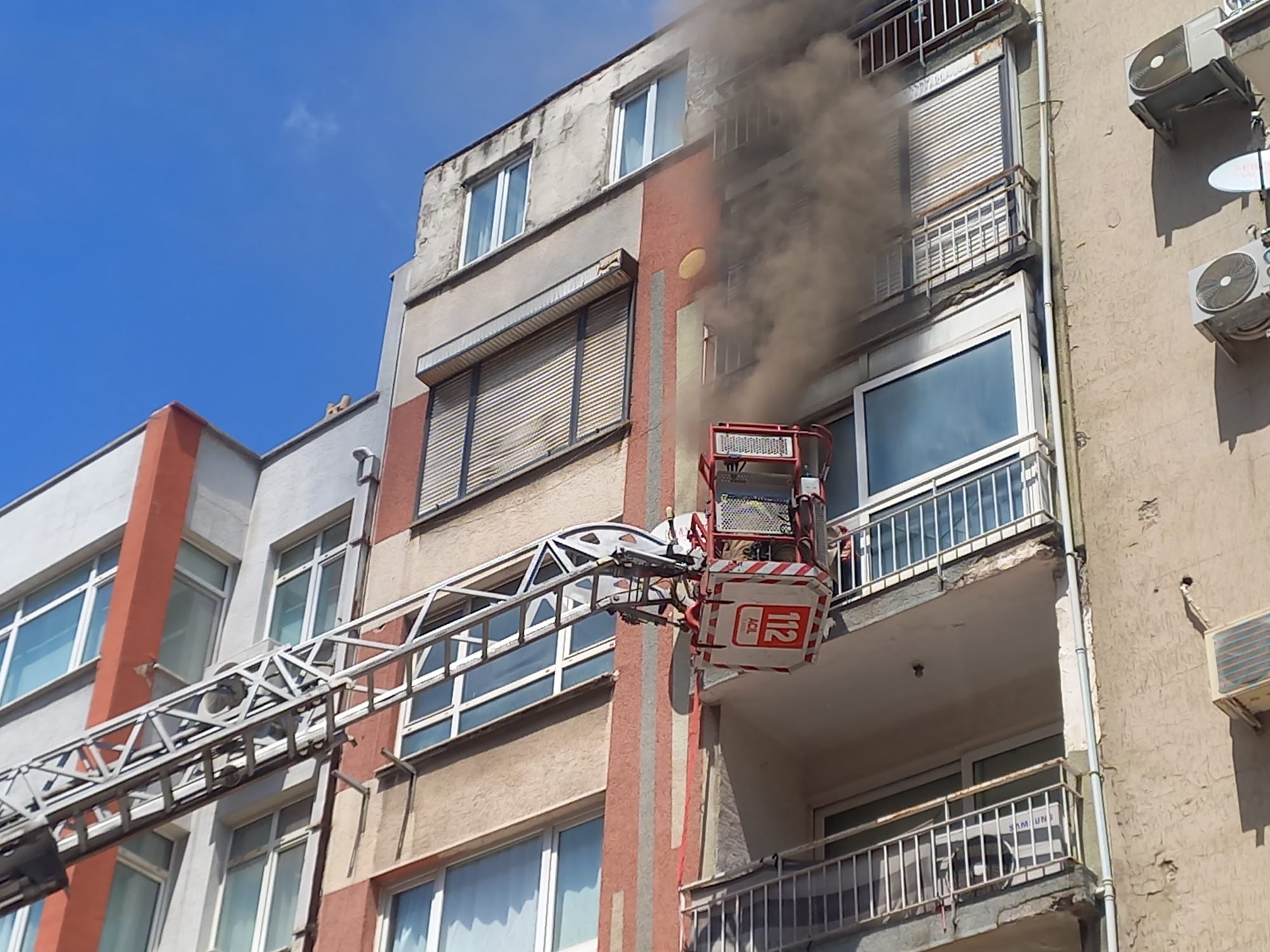aa-20260419-41152987-41152979-manisada-apartmanda-cikan-yanginda-bir-kisi-yaralandi-mahsur-kalan-gorme-engelli-merdivenle-kurtarildi.jpg