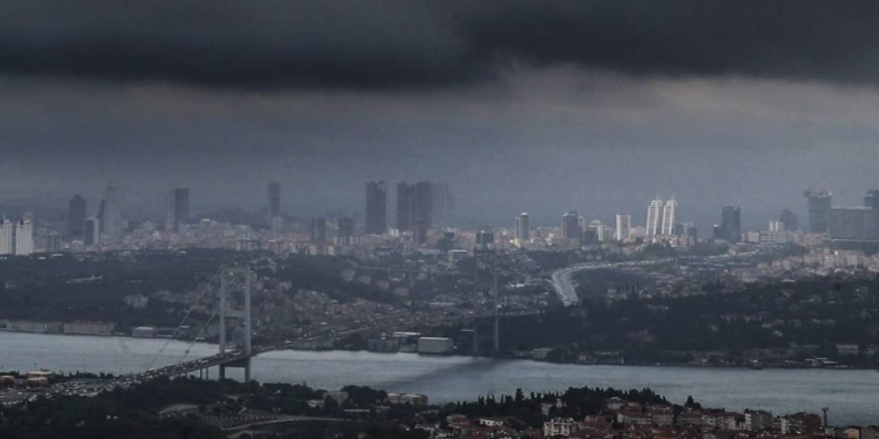 stanbulu-saracak-kara-bulutlari-acikladi-akom-7-derece-birden-dusecek-diyerek-uyardi-3.jpg