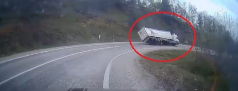 freni-bosalan-tir-virajda-devrildi-soforu-kabinde-sikisti-1.jpg