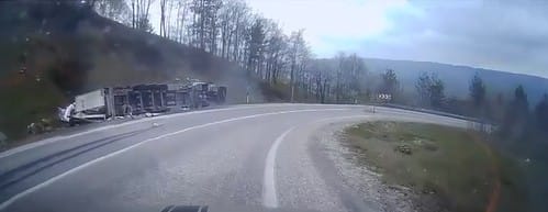 freni-bosalan-tir-virajda-devrildi-soforu-kabinde-sikisti-6.jpg