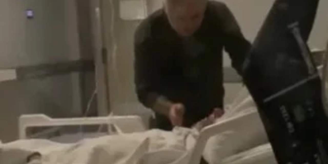 yatalak-babasini-hastane-yataginda-dovdu-vicdansiz-evlat-kameraya-takildi-2.jpg