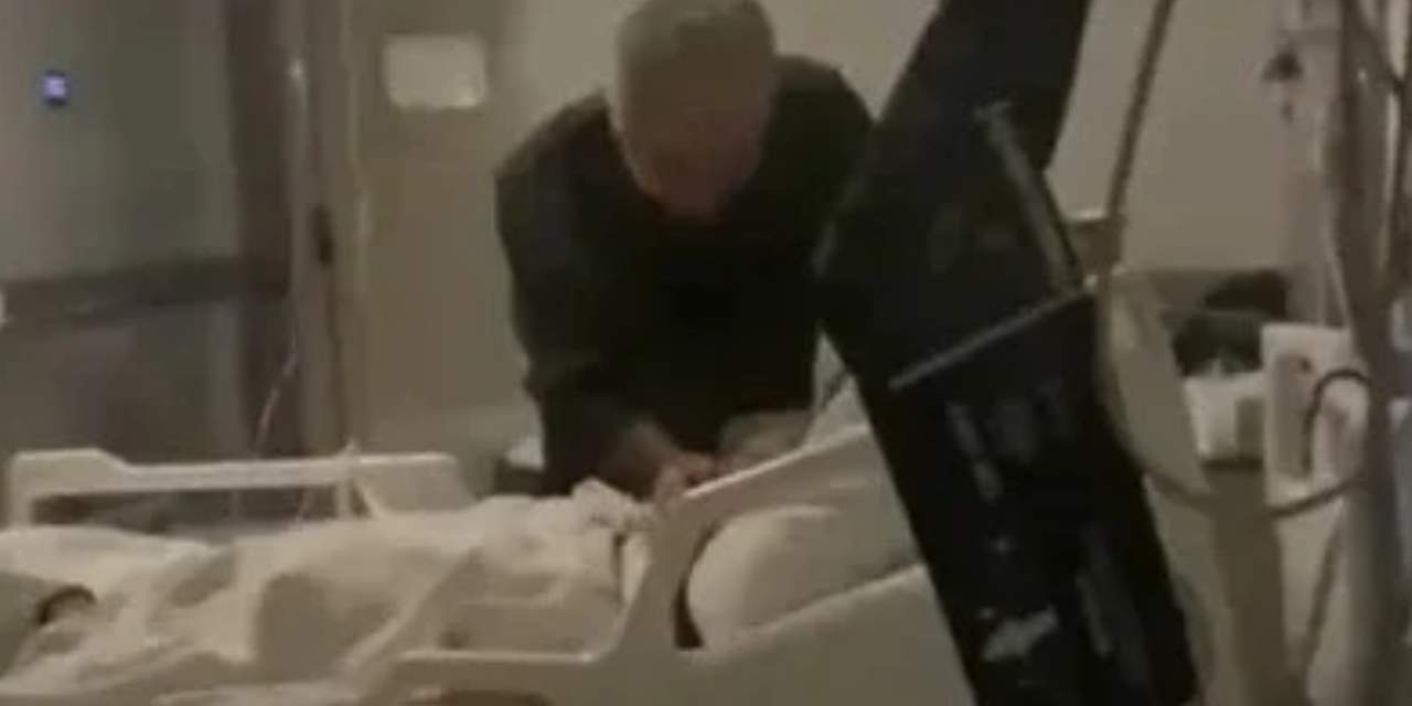 yatalak-babasini-hastane-yataginda-dovdu-vicdansiz-evlat-kameraya-takildi-3.jpg