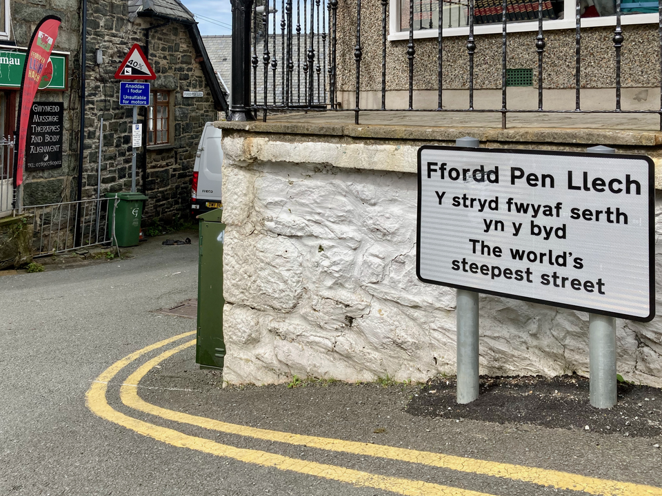 street-sign-for-fford-pen-llech-the-worlds-steepest-street-wales-uk-1.png