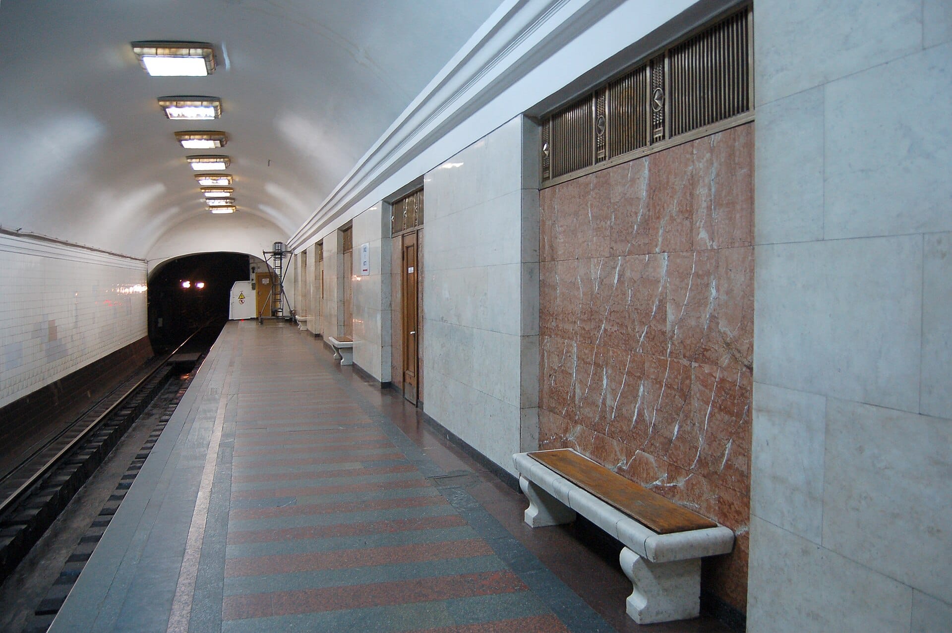 arsenalna-metro-station-kiev-2010-04.jpg