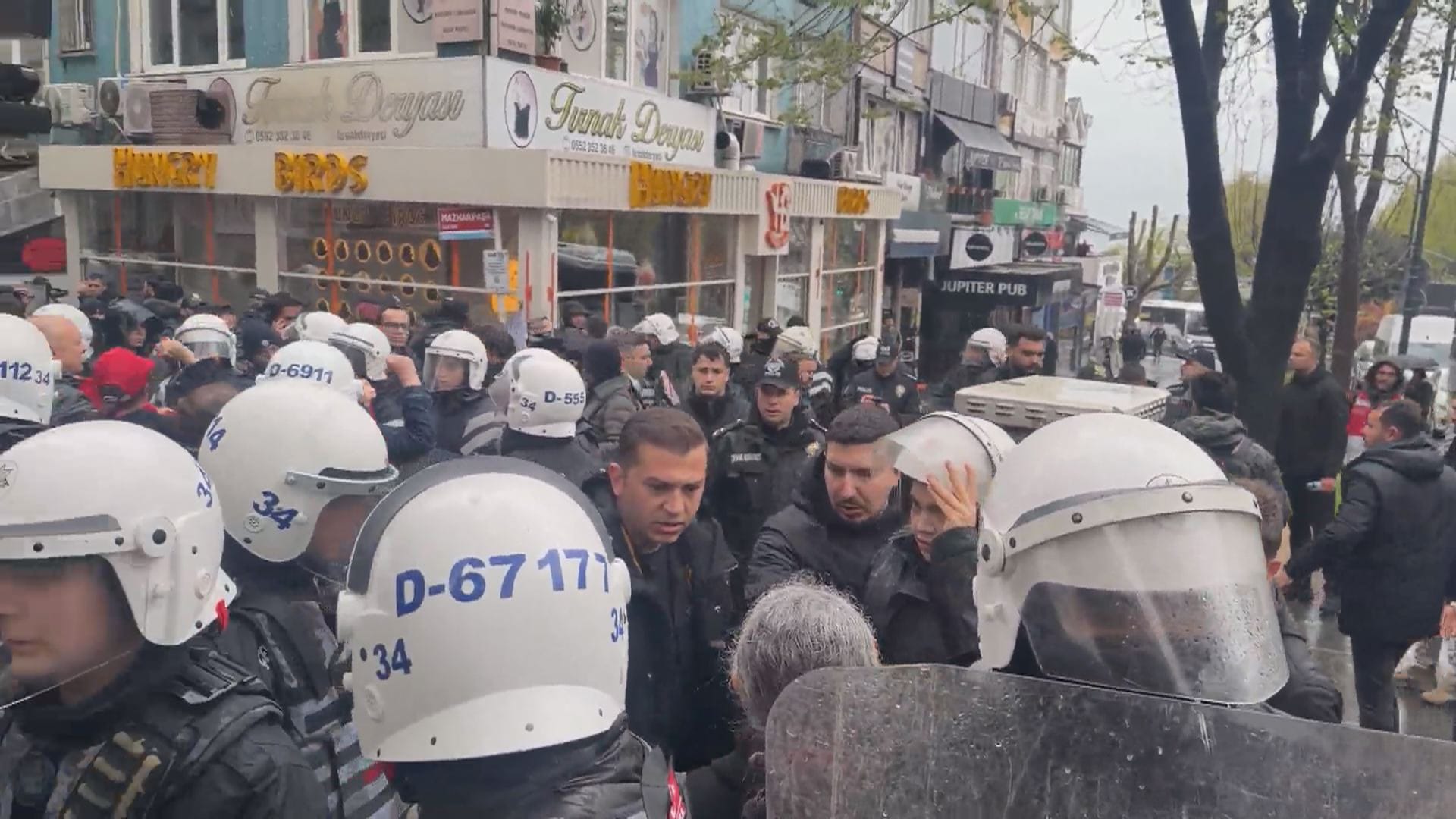 besiktasta-izinsiz-gosteriye-polis-muda-1287161-383022-1.jpg